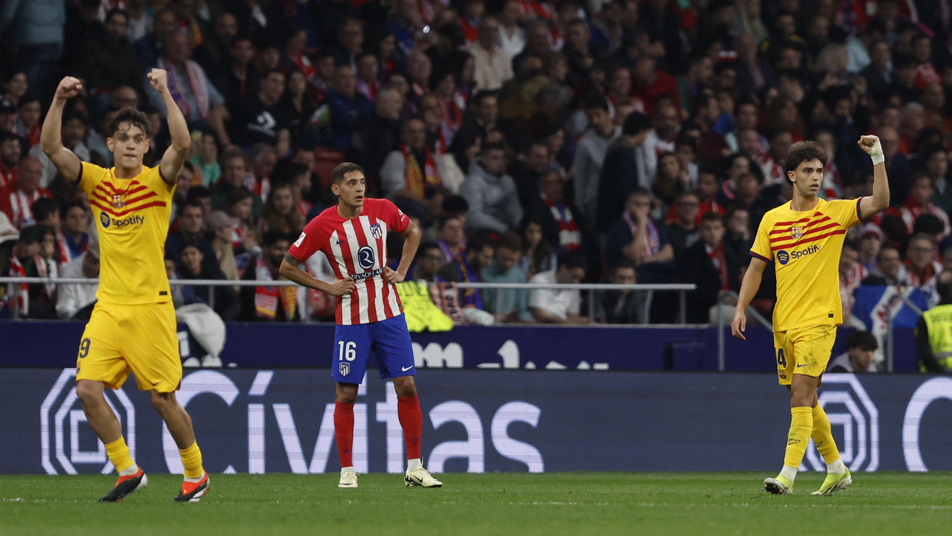 Joao Félix jugando un partido de LaLiga con el Barcelona