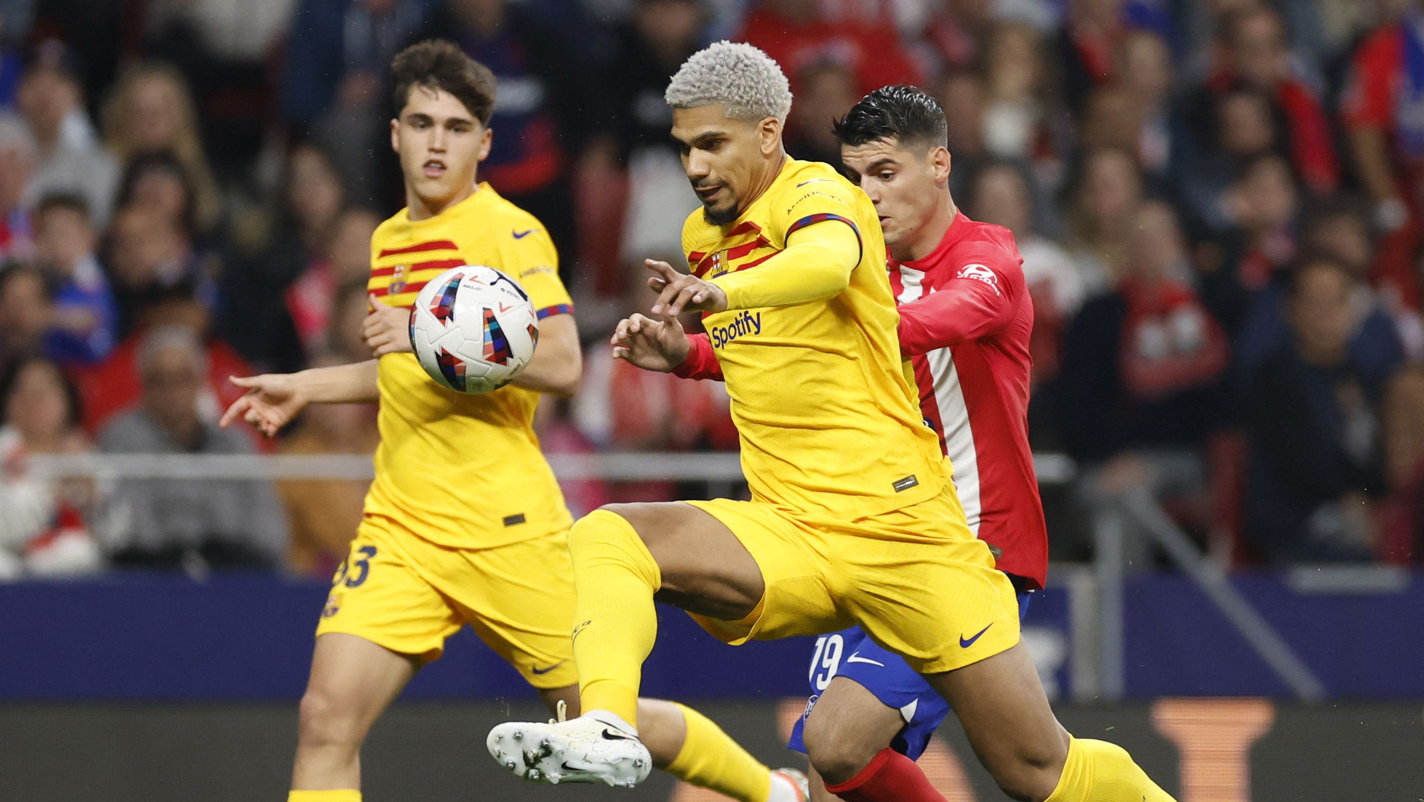 Pau Cubarsí, Álvaro Morata y Ronald Araújo en un partido de LaLiga