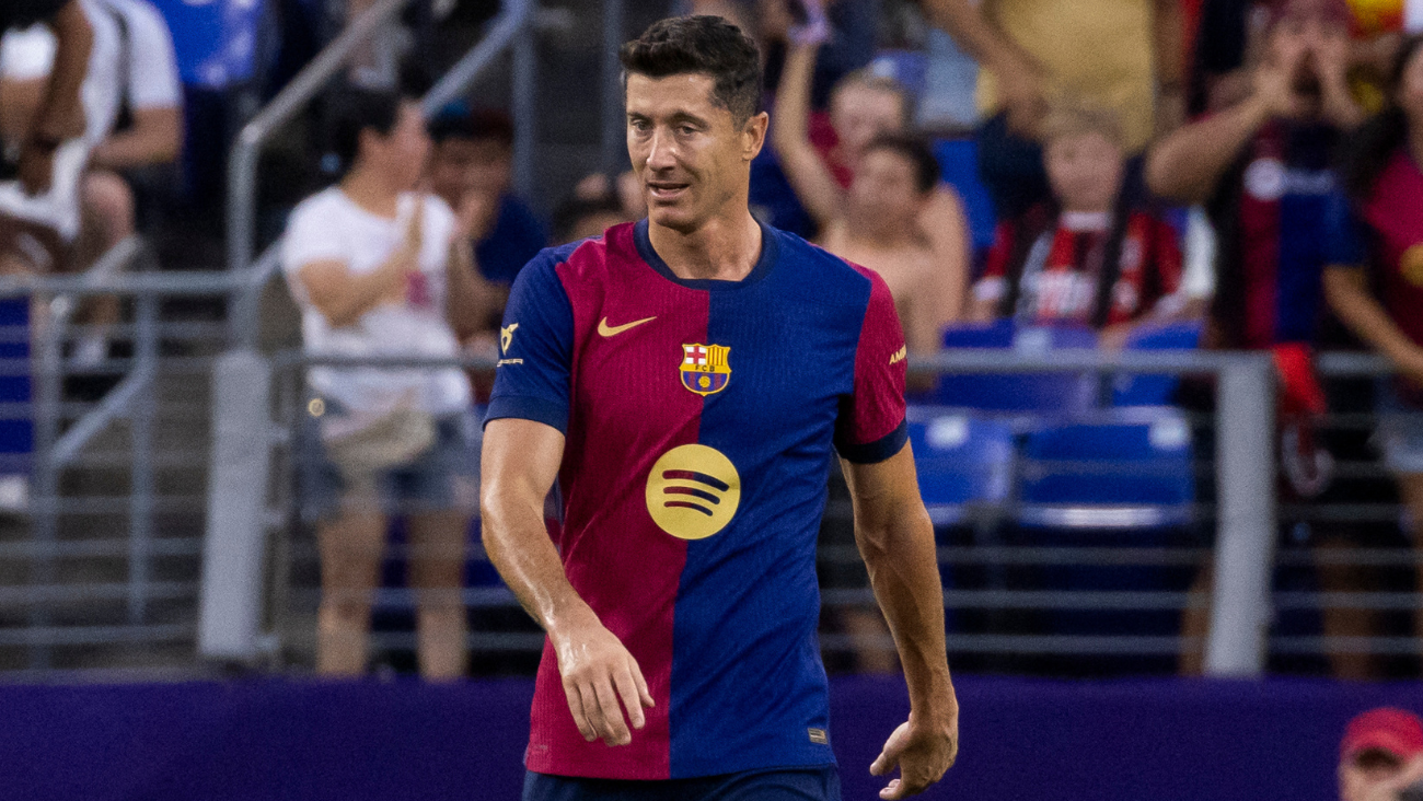 Robert Lewandowski en el duelo entre el AC Milan y el FC Barcelona en la gira de pretemporada 2024 25