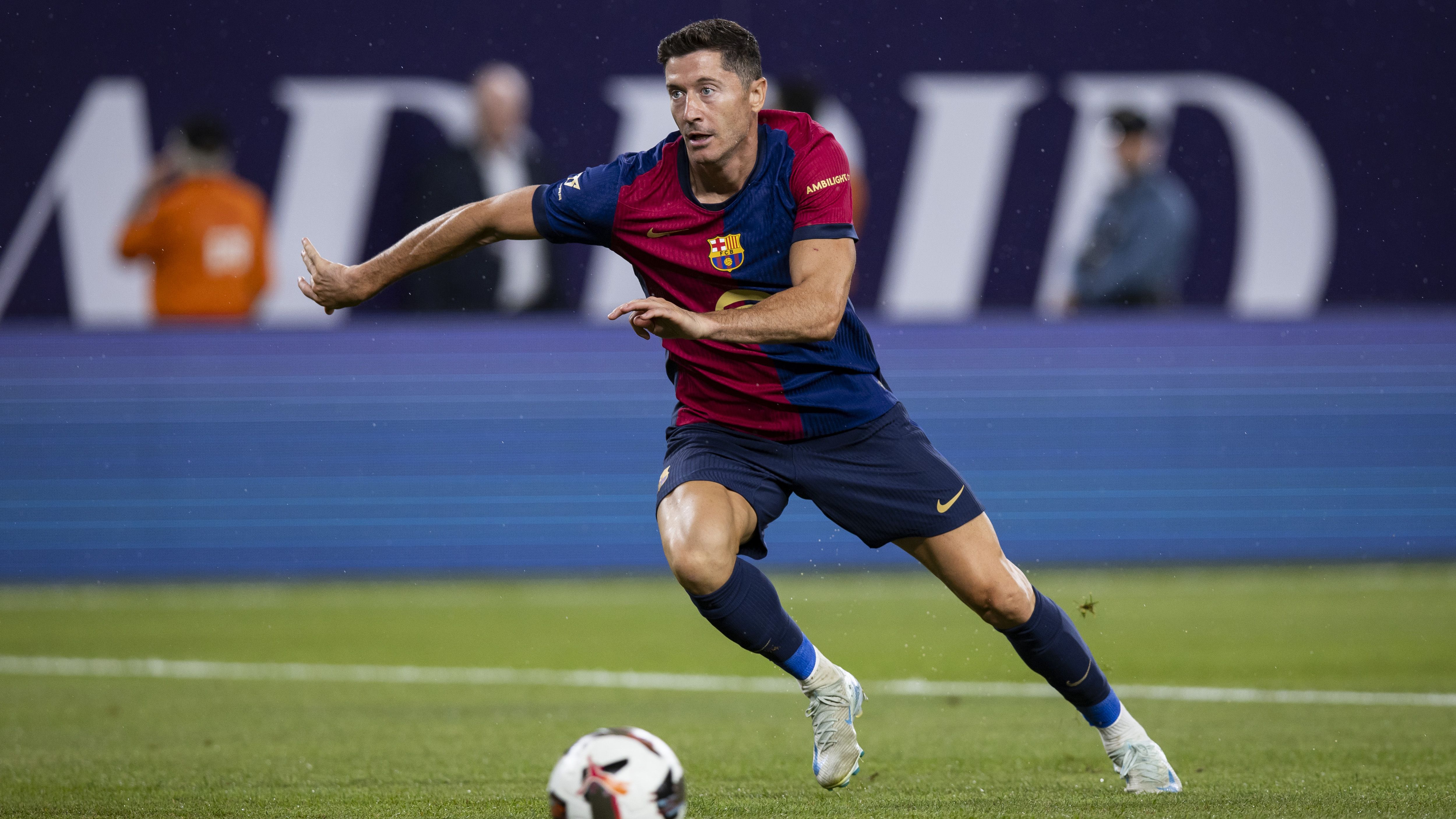 Robert Lewandowski jugando con el Barcelona ante el Real Madrid