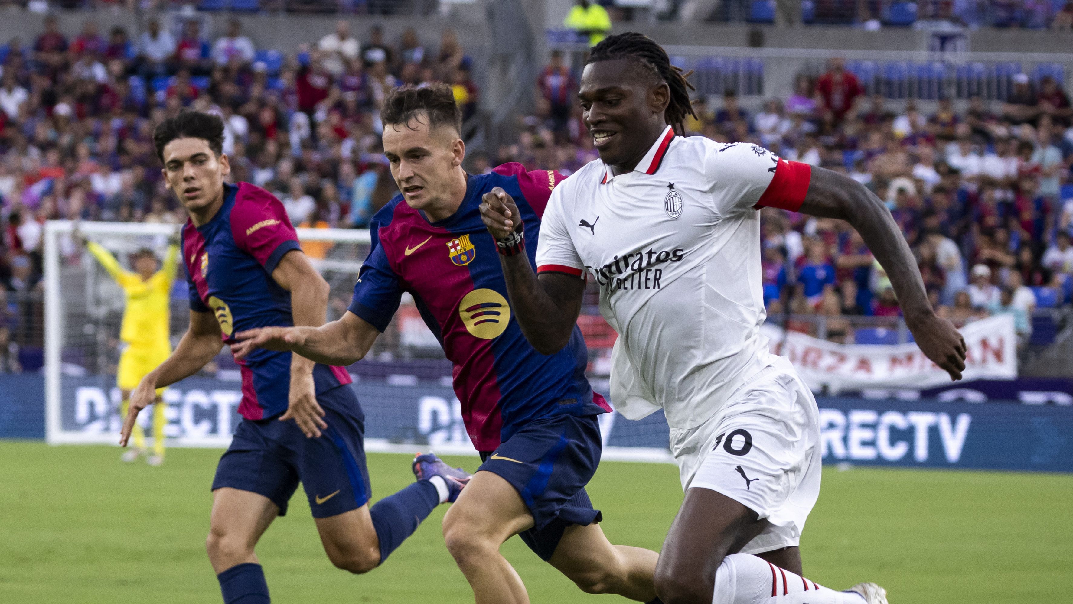 Marc Casadó y Rafael Leao en el partido entre el Barcelona y el Milan