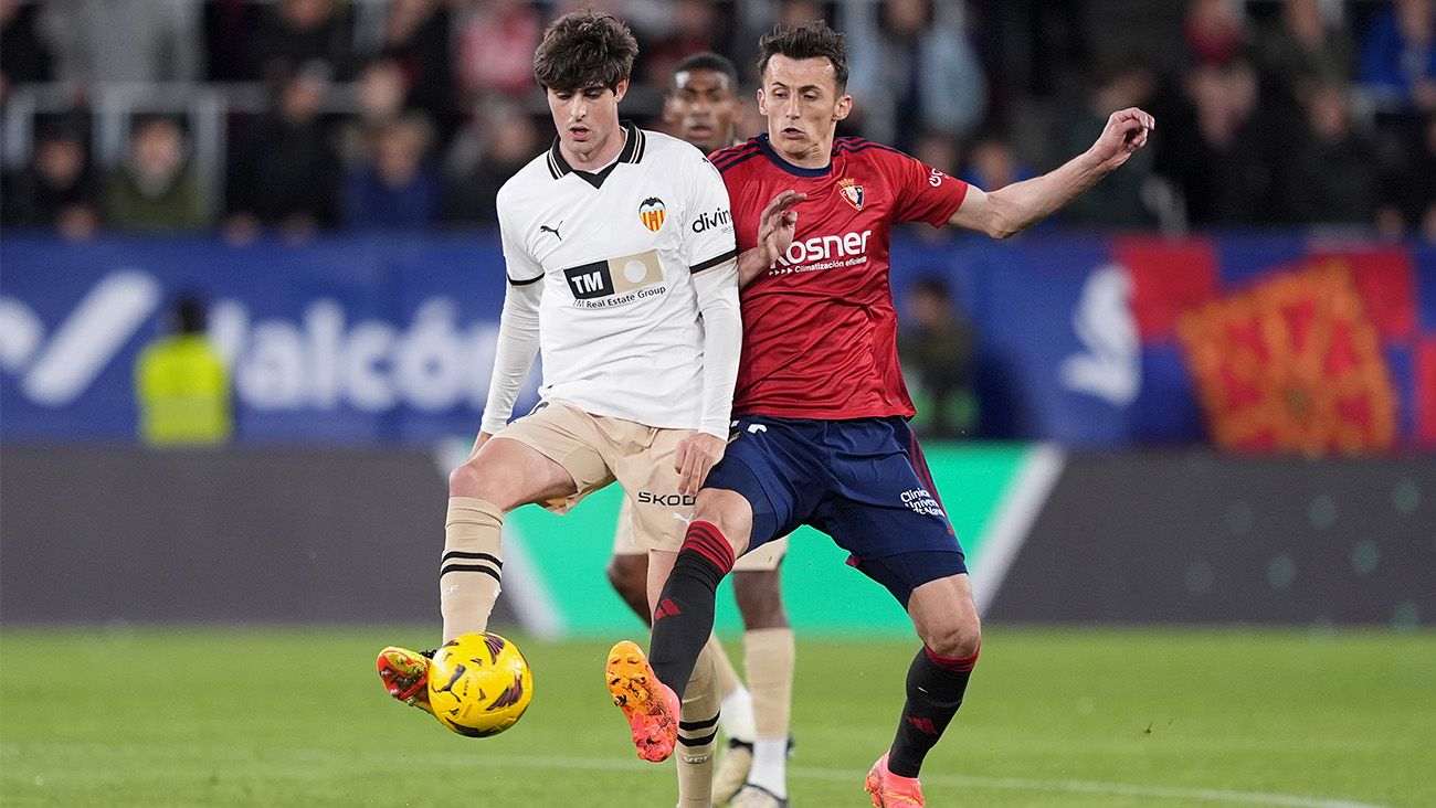 Javi Guerra en un partido con el Valencia