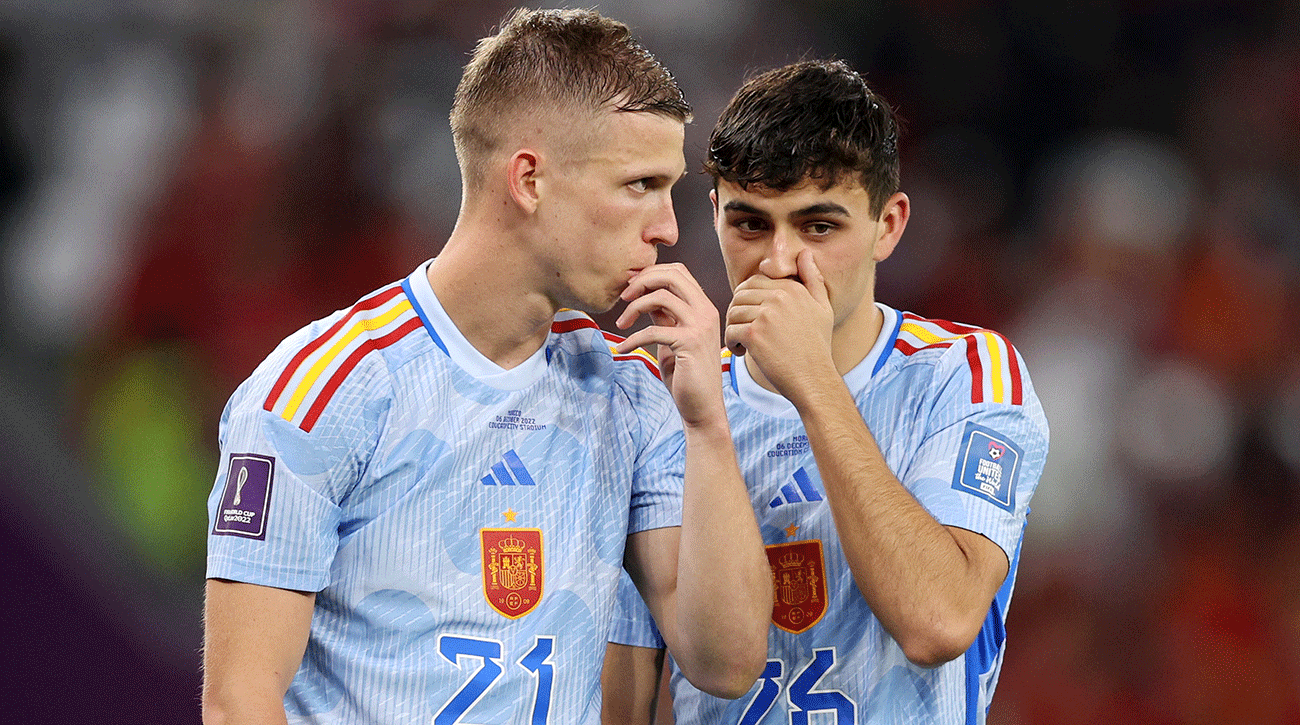 Dani Olmo y Pedri durante un partido