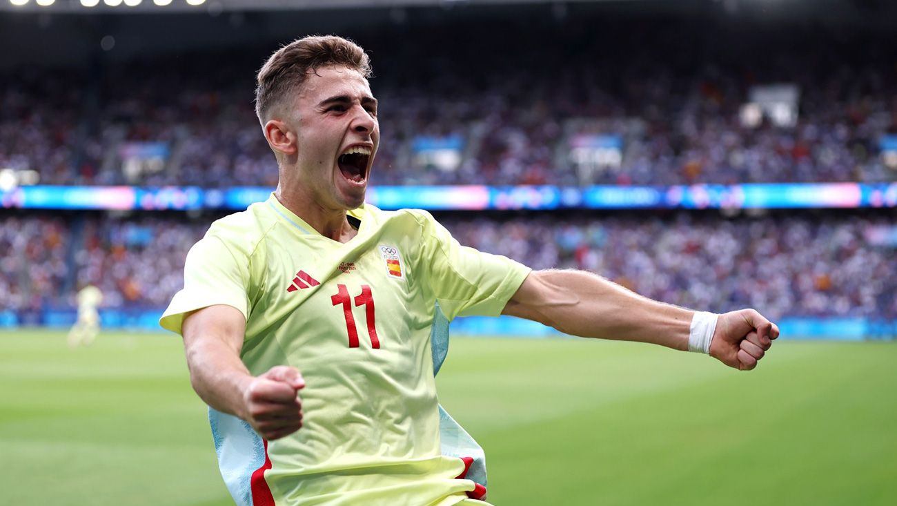 Fermín López celebrando con la grada