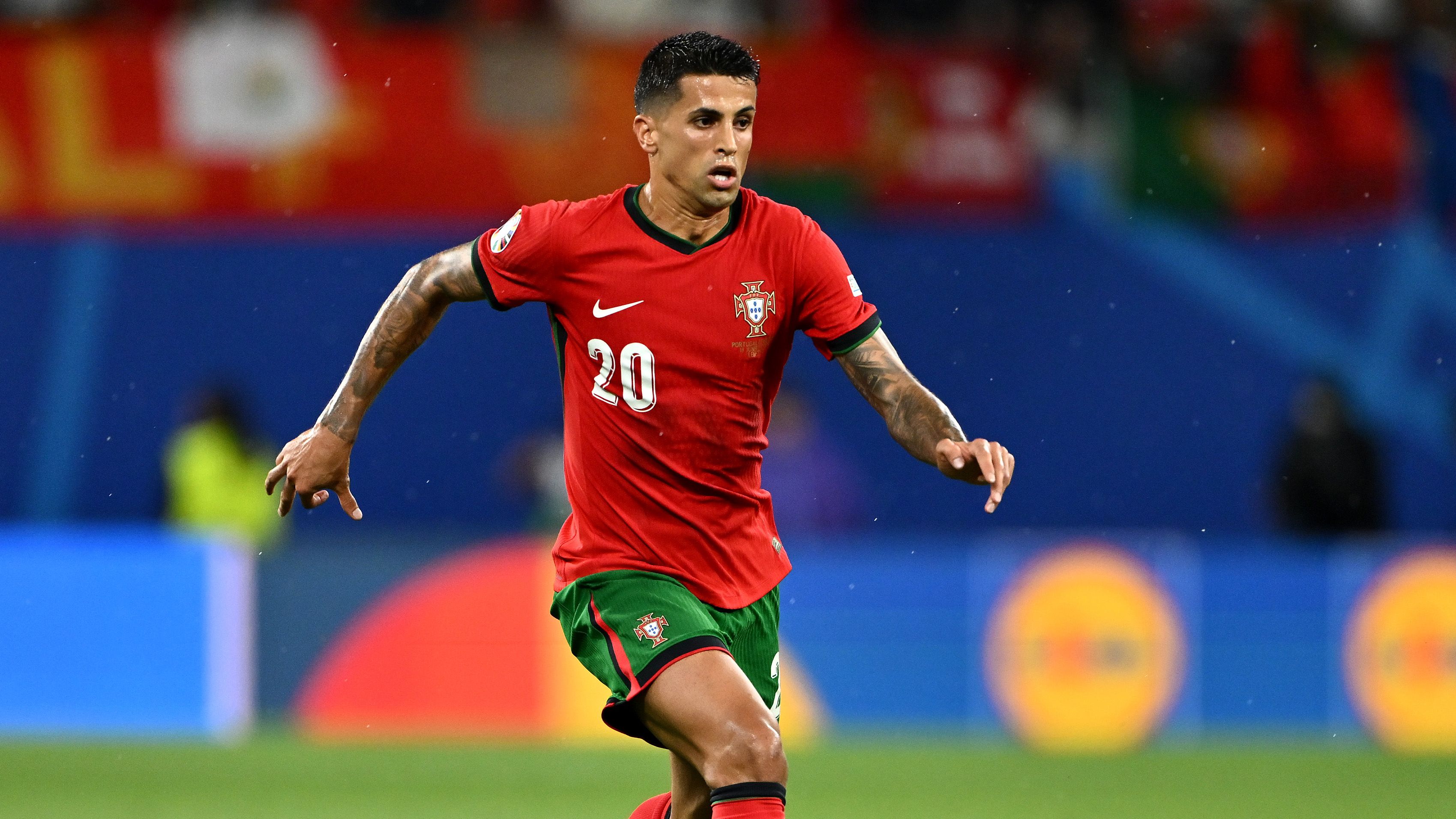 Joao Cancelo jugando con Portugal en la Euro 2024