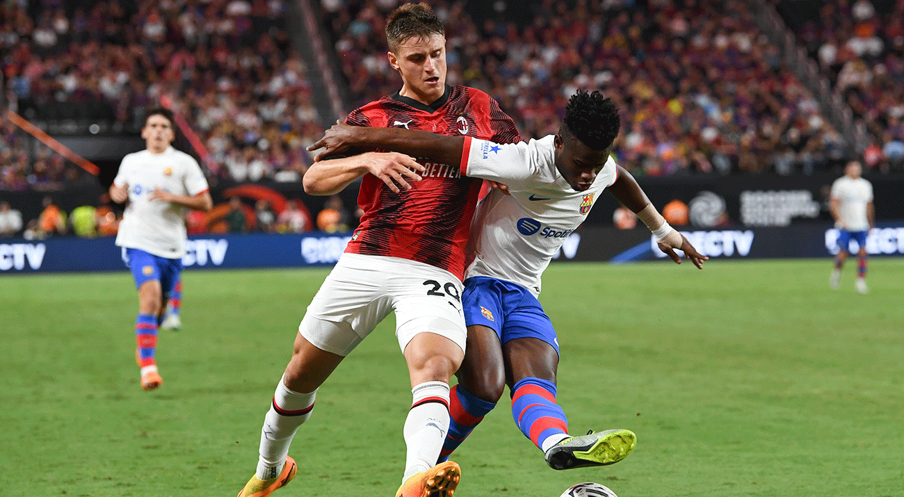 Mika Faye jugando en un partido contra el AC Milan