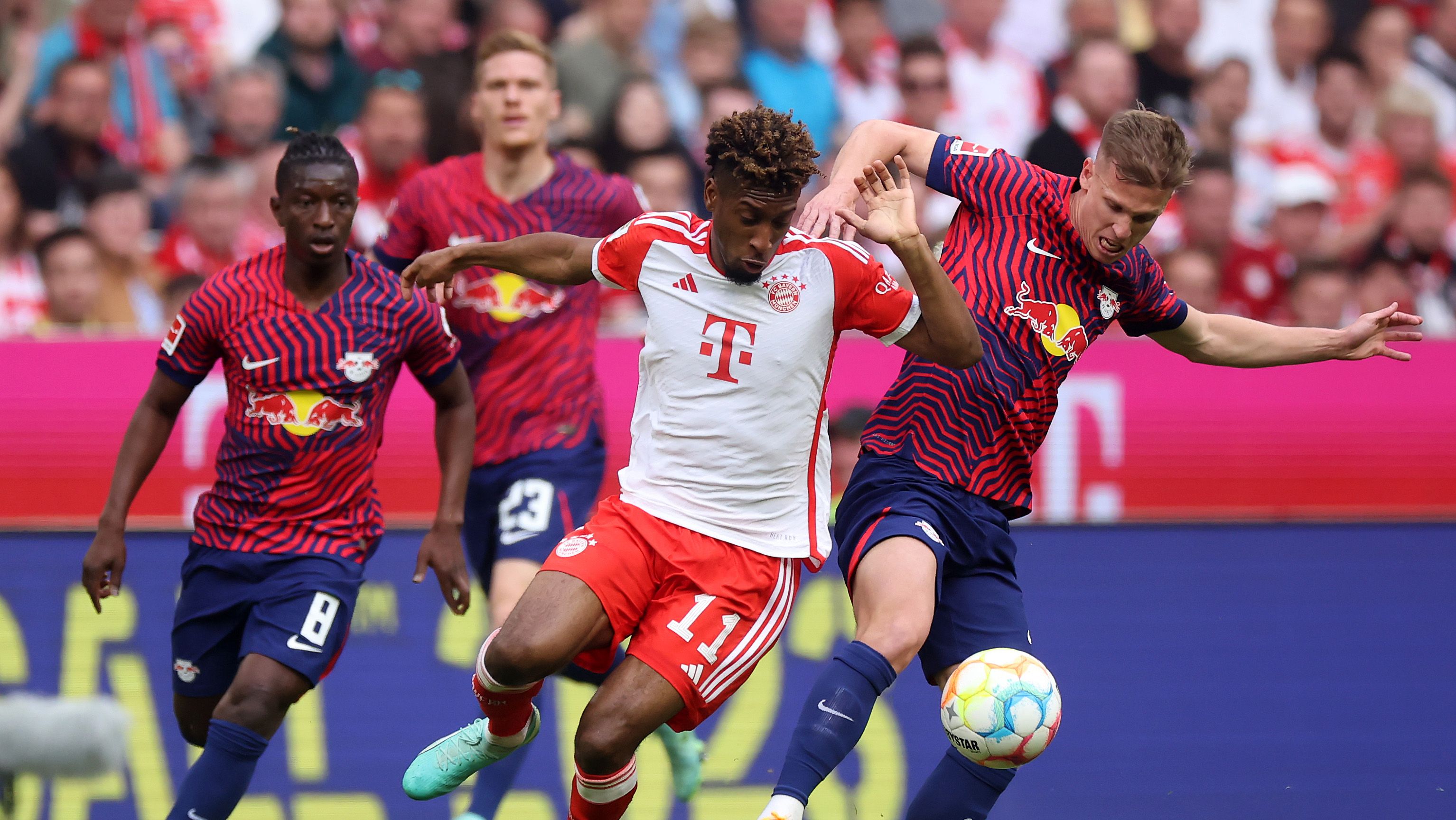 Kingsley Coman y Dani Olmo jugando en la Bundesliga