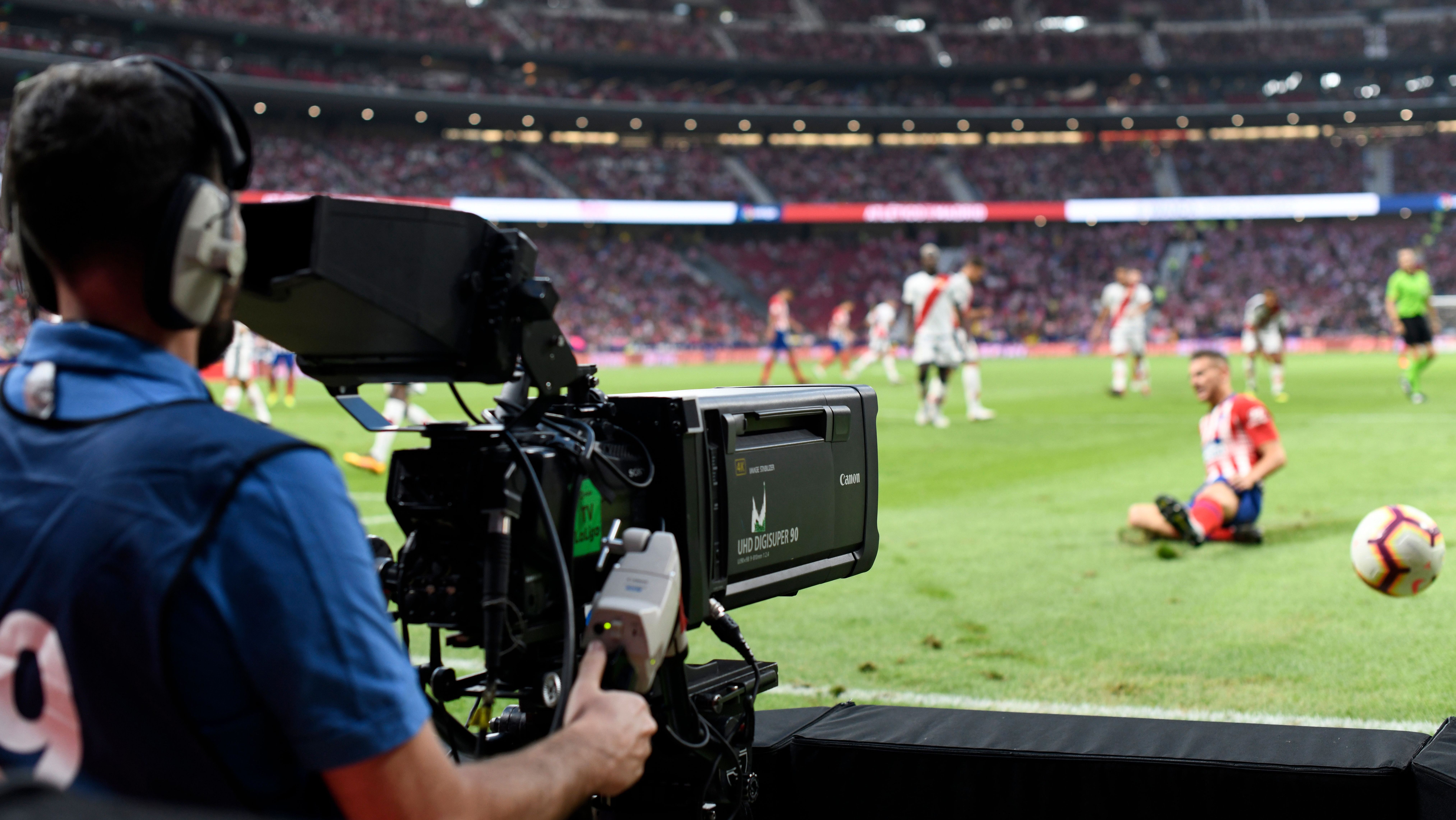 Un camarógrafo grabando un partido de LaLiga