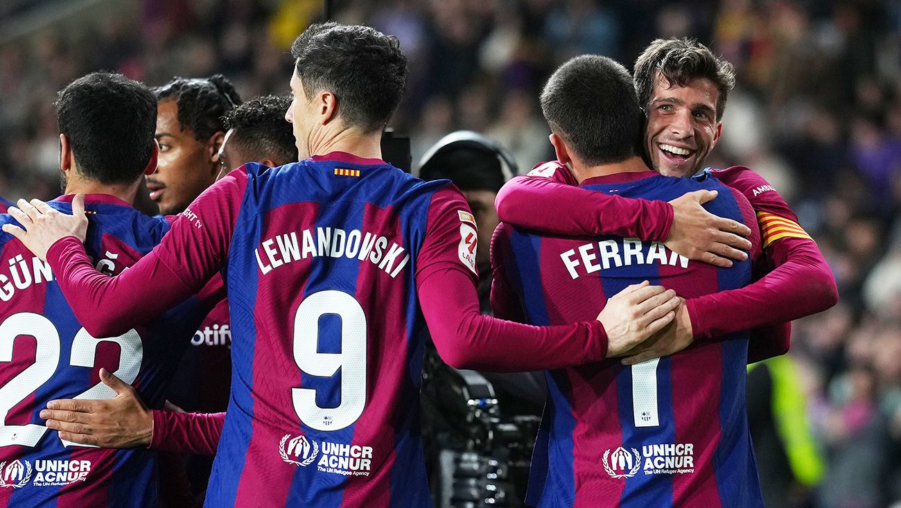 Sergi Roberto celebrando con varios compañeros del Barça