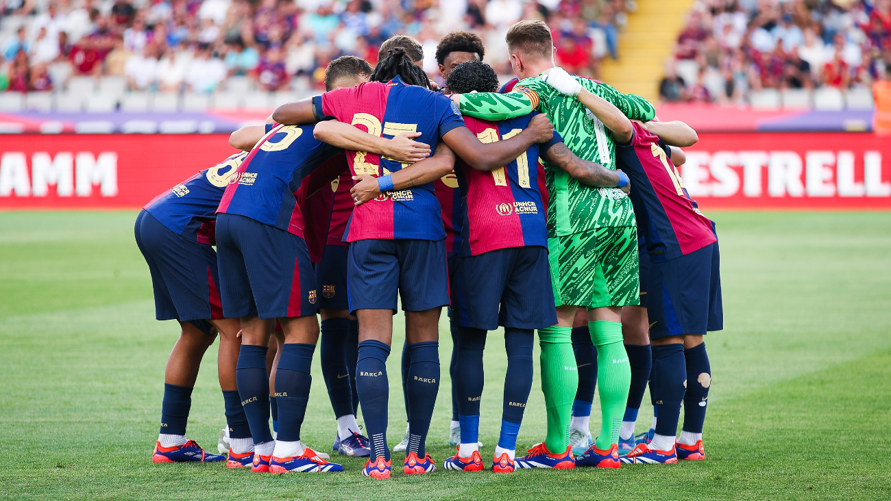 Jugadores del FC Barcelona reunidos antes de la disputa del duelo ante el AS Mónaco en el Trofeo Joan Gamper 2024 25