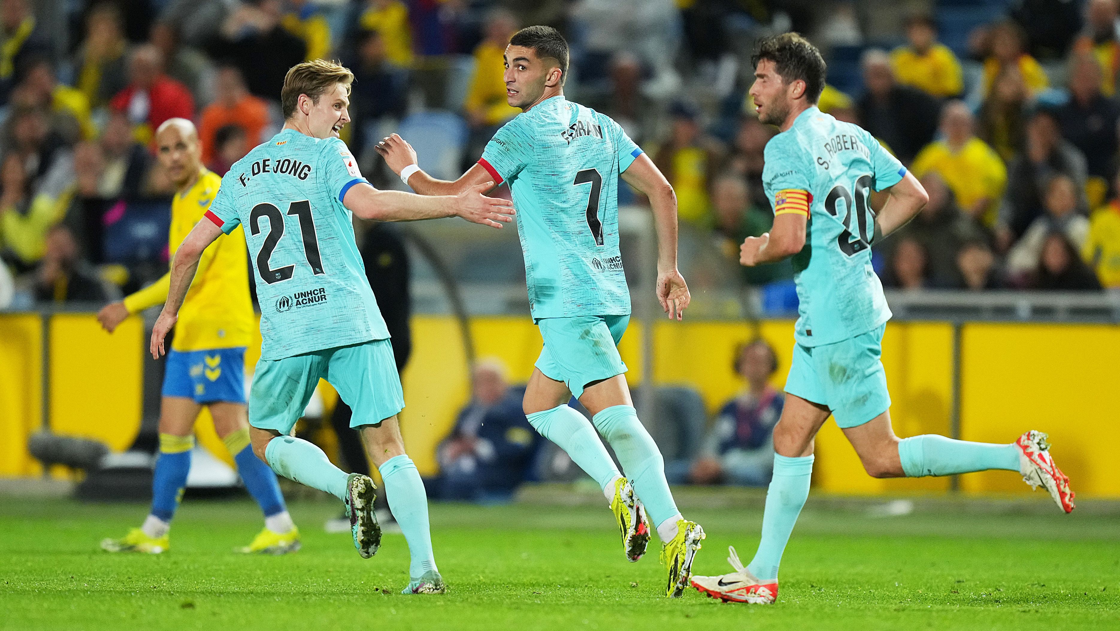 Frenkie de Jong, Ferran Torres y Sergi Roberto en un partido del FC Barcelona