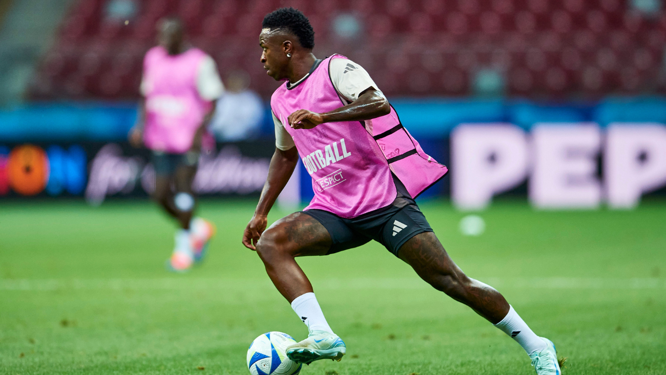 Vinicius Jr en la entrada en calor previa al duelo de la Supercopa de Europa 2024-25 entre el Real Madrid y la Atalanta