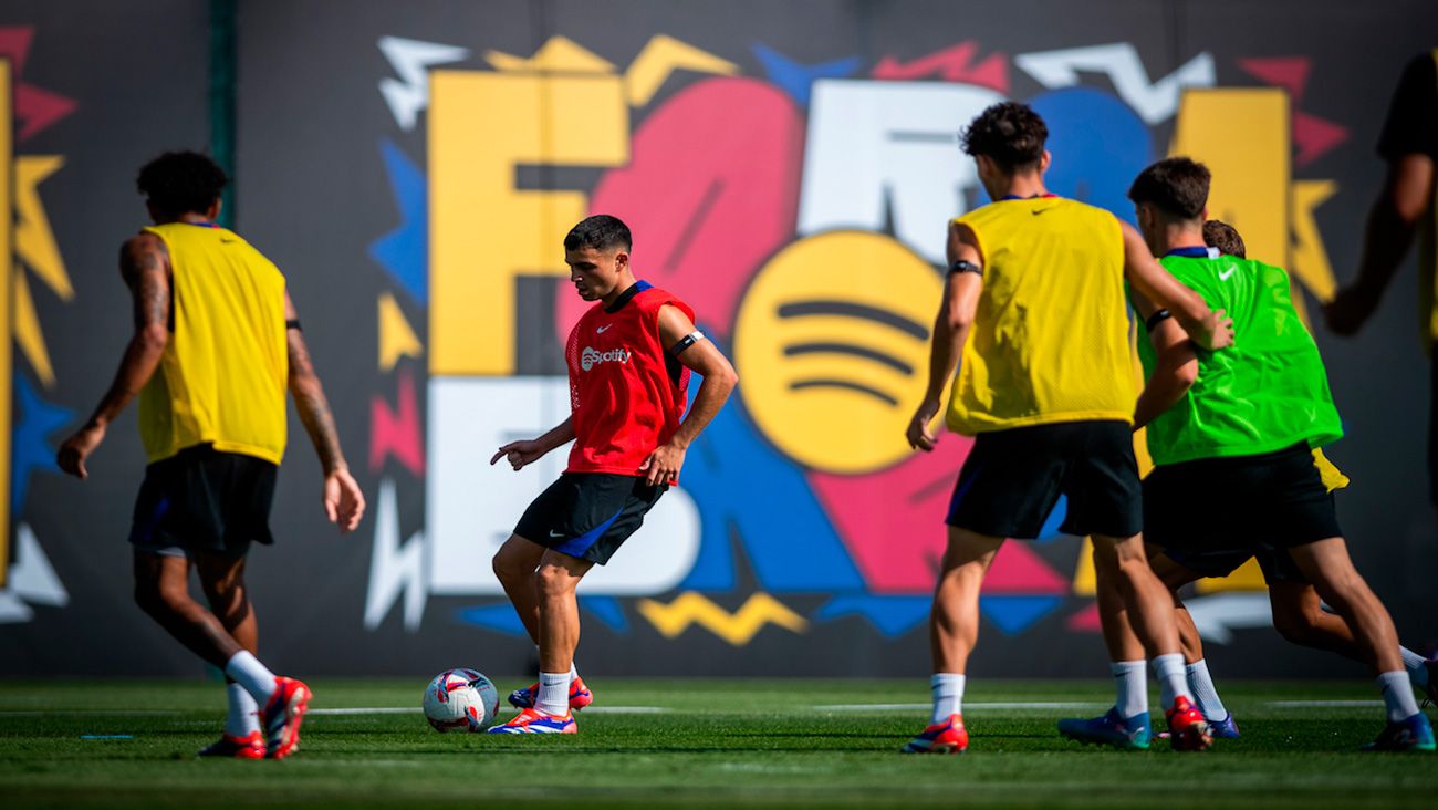 Pedri entrenándose con sus compañeros