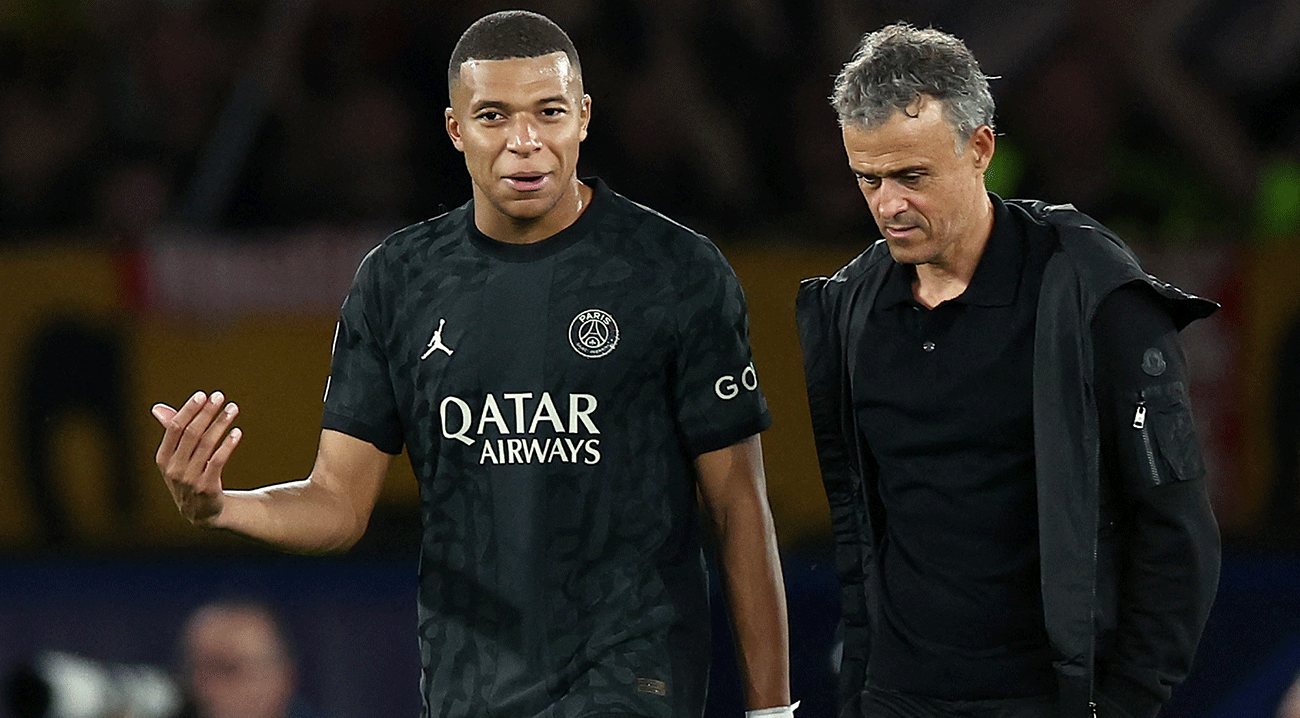 Mbappe y Luis Enrique hablan durante un partido