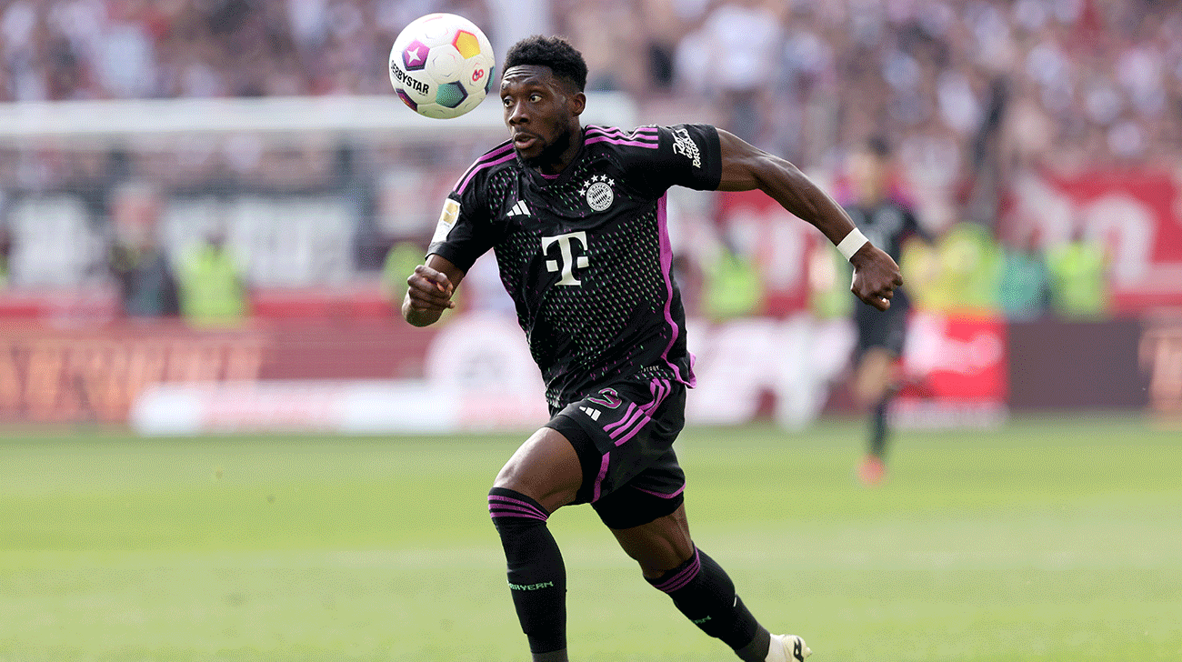 Alphonso Davies jugando un partido con la camiseta del Bayern