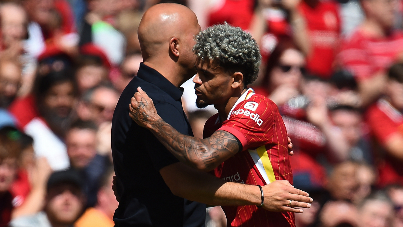 Luis Díaz saludando al entrenador del Liverpool, Arne Slot, en el duelo amistoso ante el Sevilla en la pretemporada 2024 25