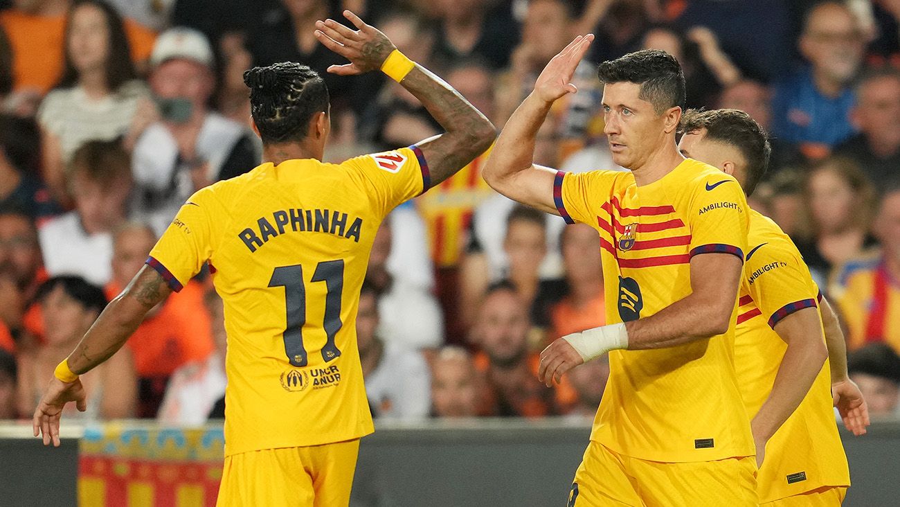 Raphinha and Lewandowski celebrate one of Barça's goals against Valencia