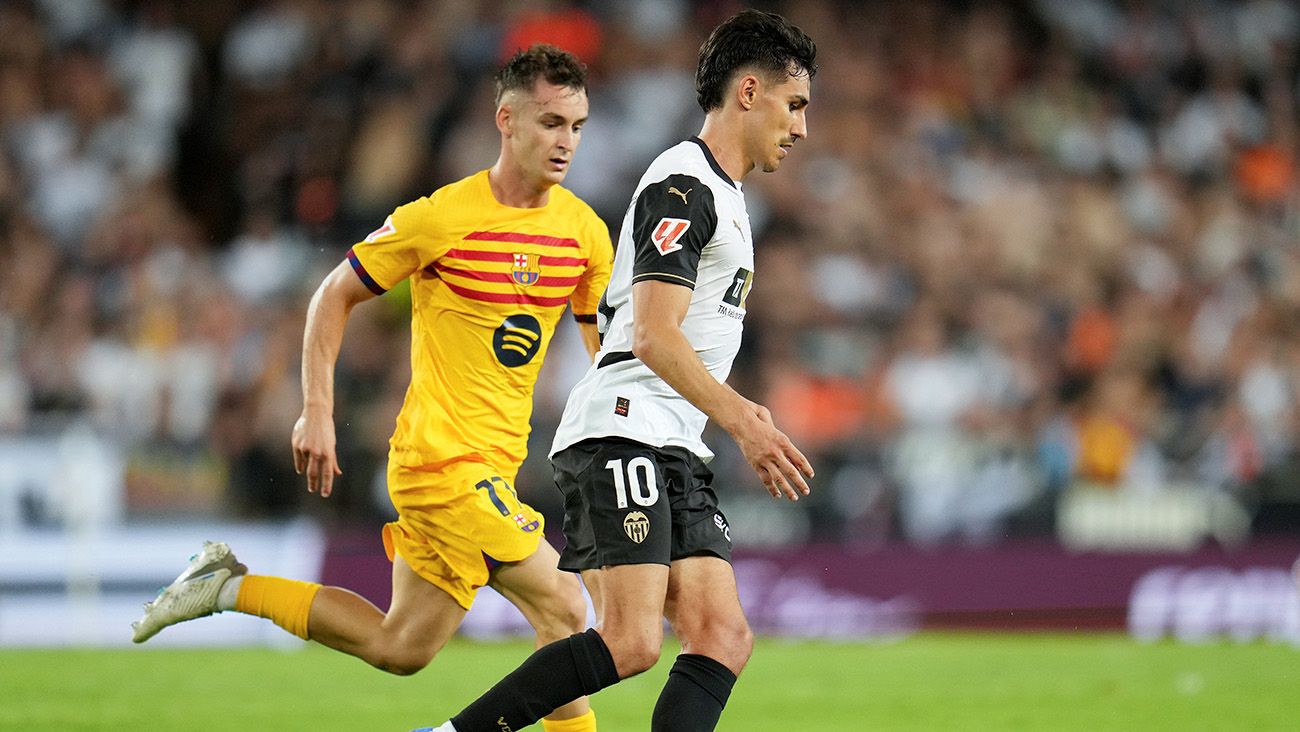 Marc Casadó durante el Valencia-Barça