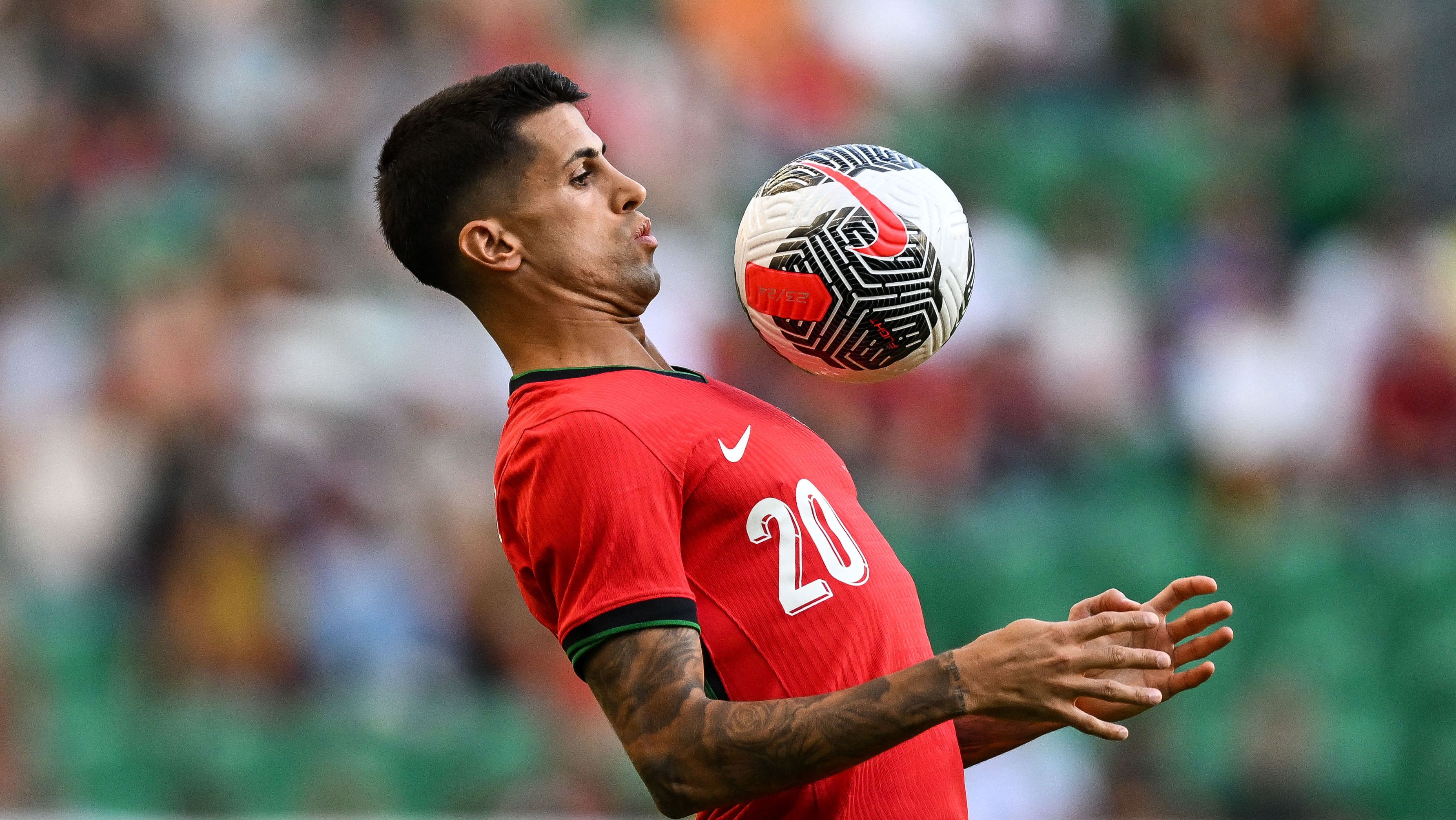 Joao Cancelo en un partido con la selección de Portugal