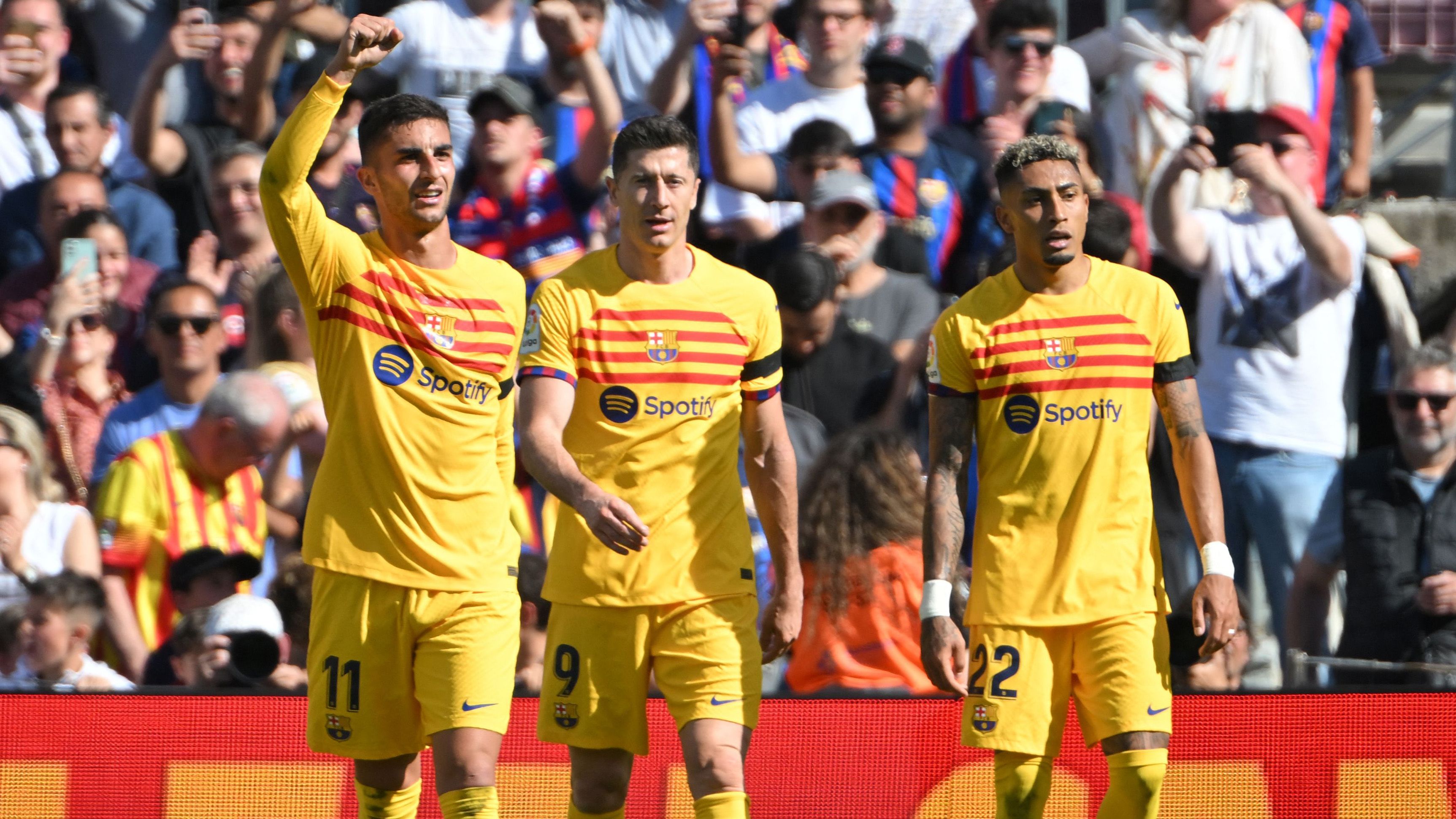 Ferran Torres, Robert Lewandowski y Raphinha en un partido del FC Barcelona