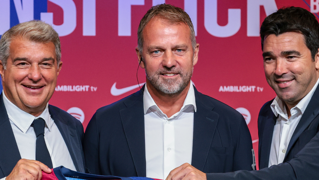 Joan Laporta, Deco y Hansi Flick, en la presentación del entrenador alemán como el nuevo técnico del FC Barcelona