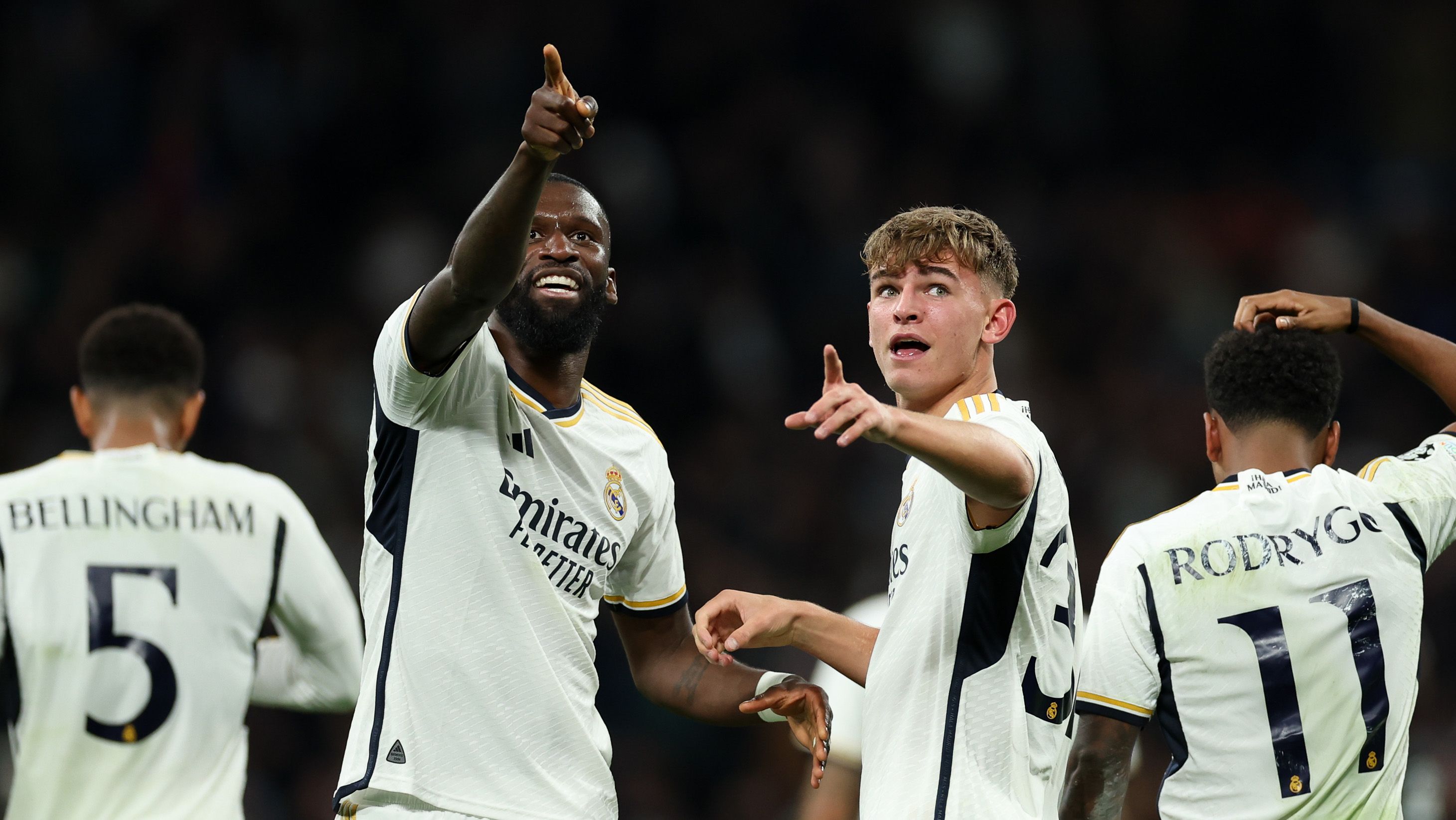 Antonio Rüdiger y Nico Paz en un partido del Real Madrid