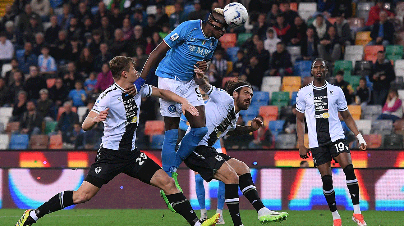 Jugadores del Udinese Calcio y un delantero del Napoles en un partido