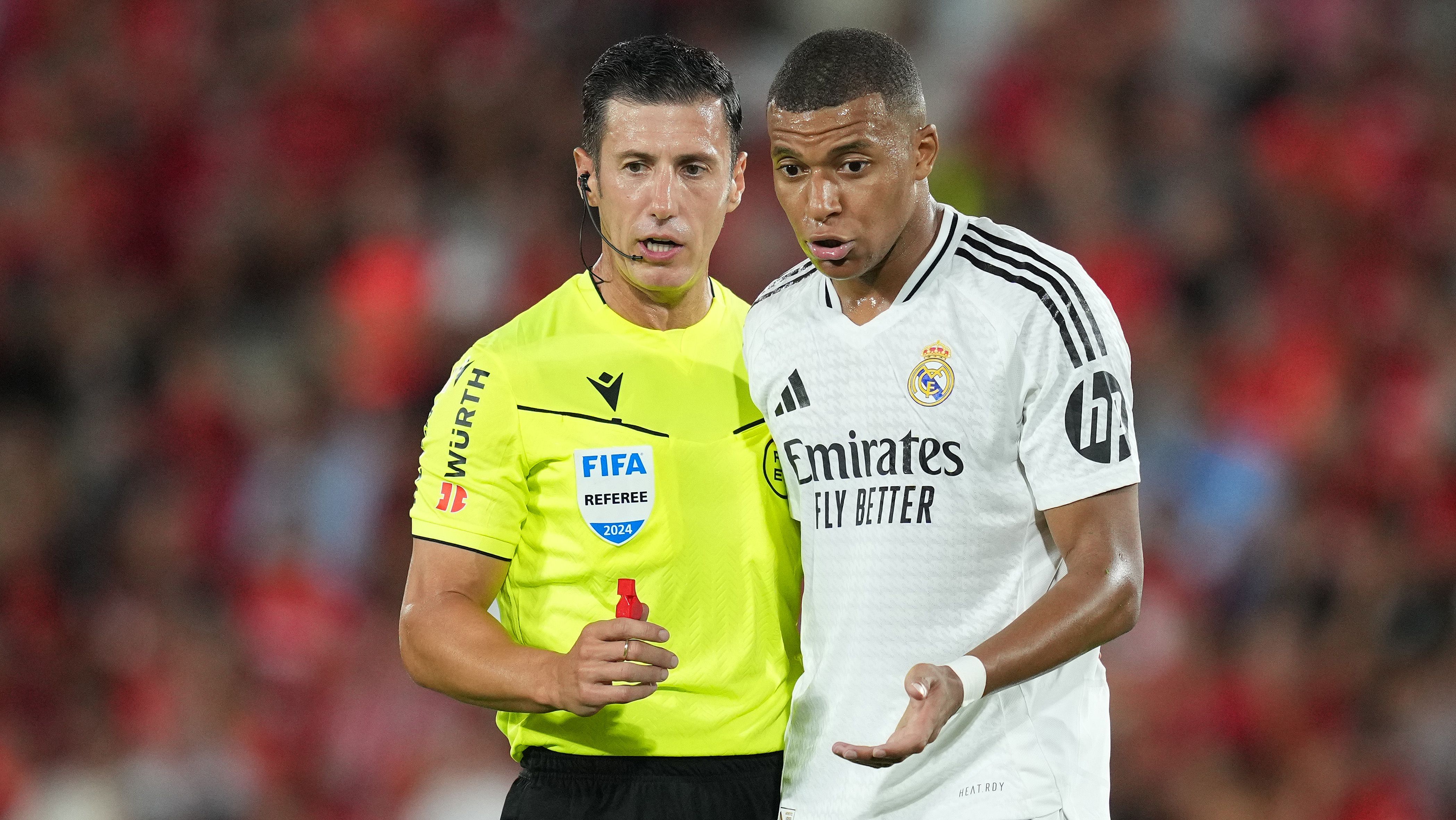 César Soto Grado y Kylian Mbappé en el partido entre el Real Madrid y el Mallorca