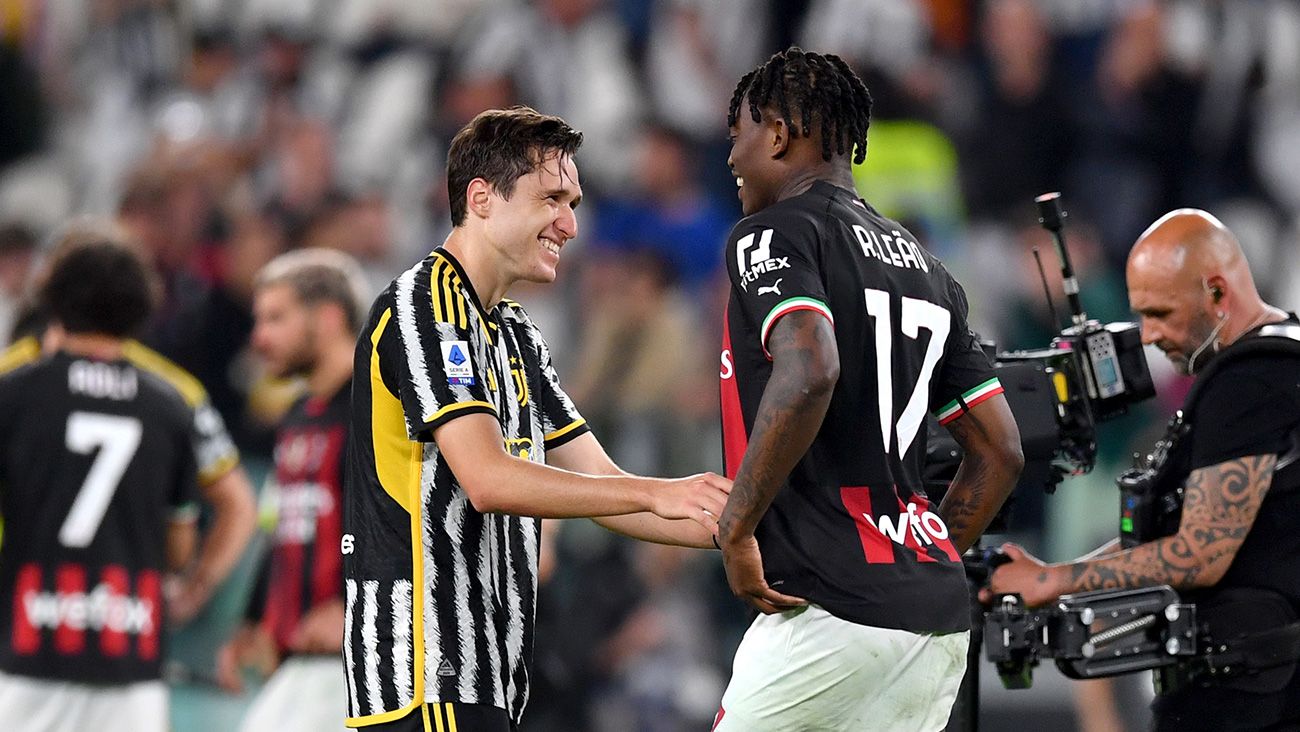 Federico Chiesa y Rafa Leao se saludan tras un partido