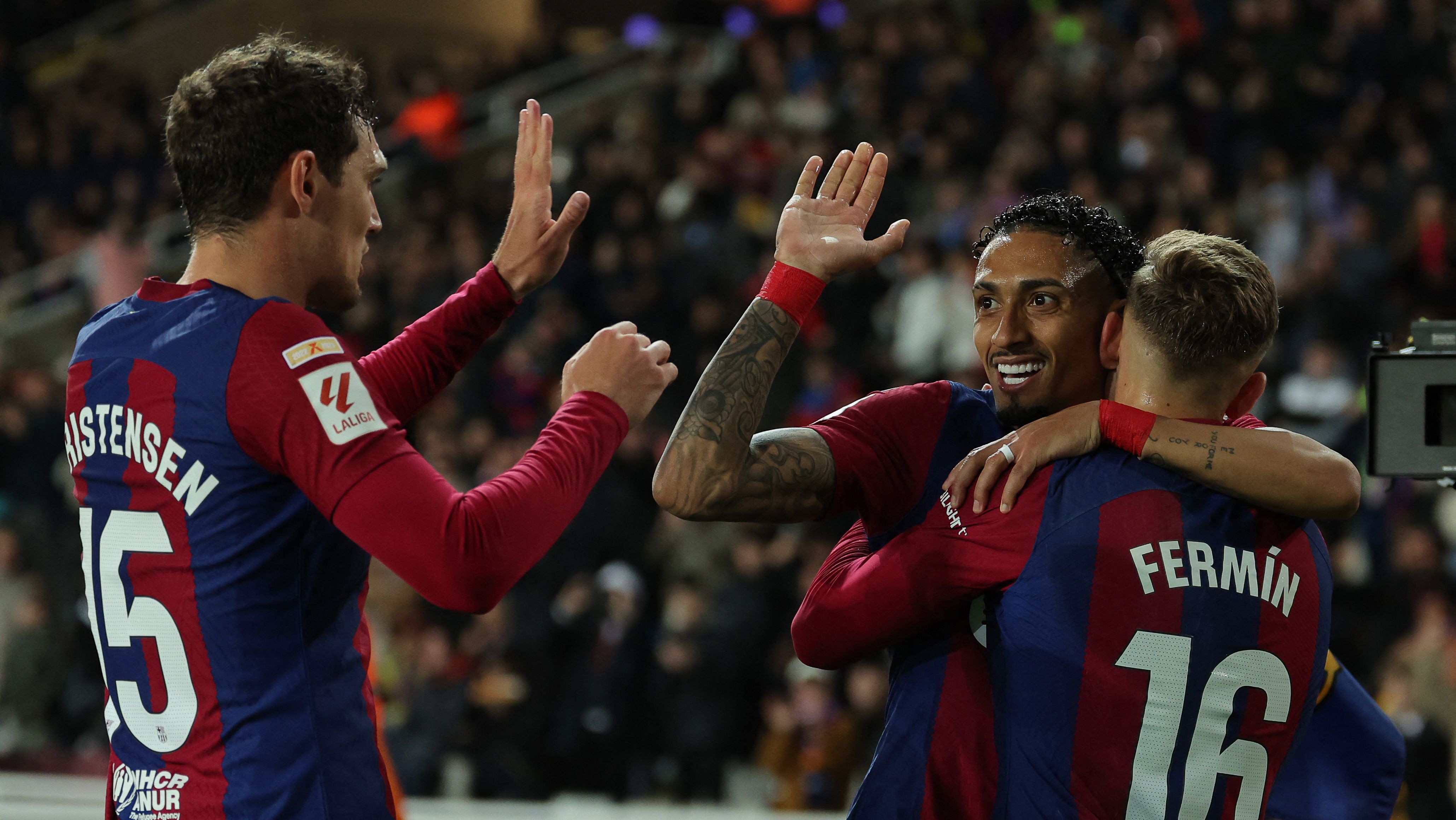 Andreas Christensen, Raphinha y Fermín en un partido del FC Barcelona