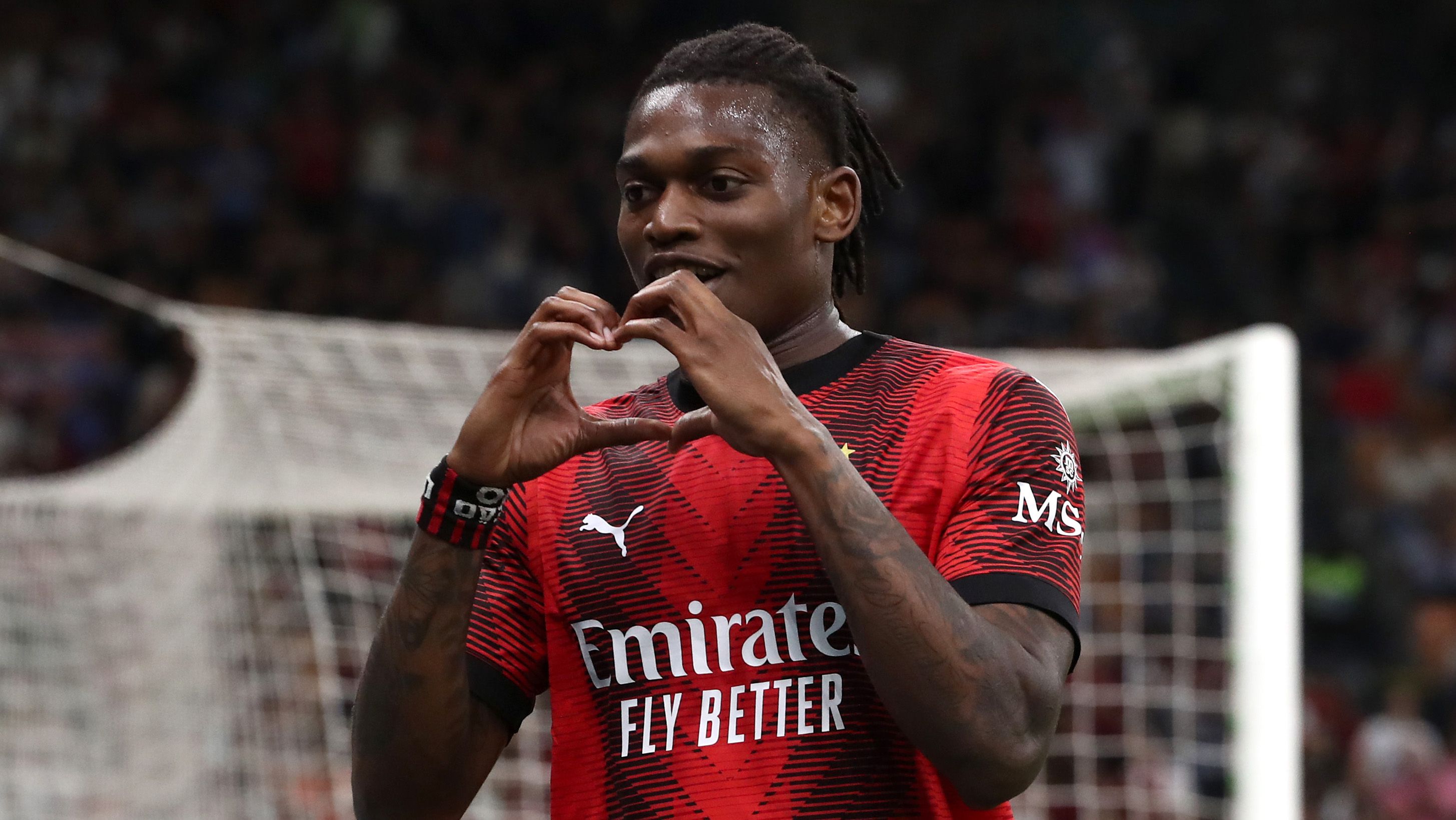 Rafael Leao jugando un partido con el AC Milan