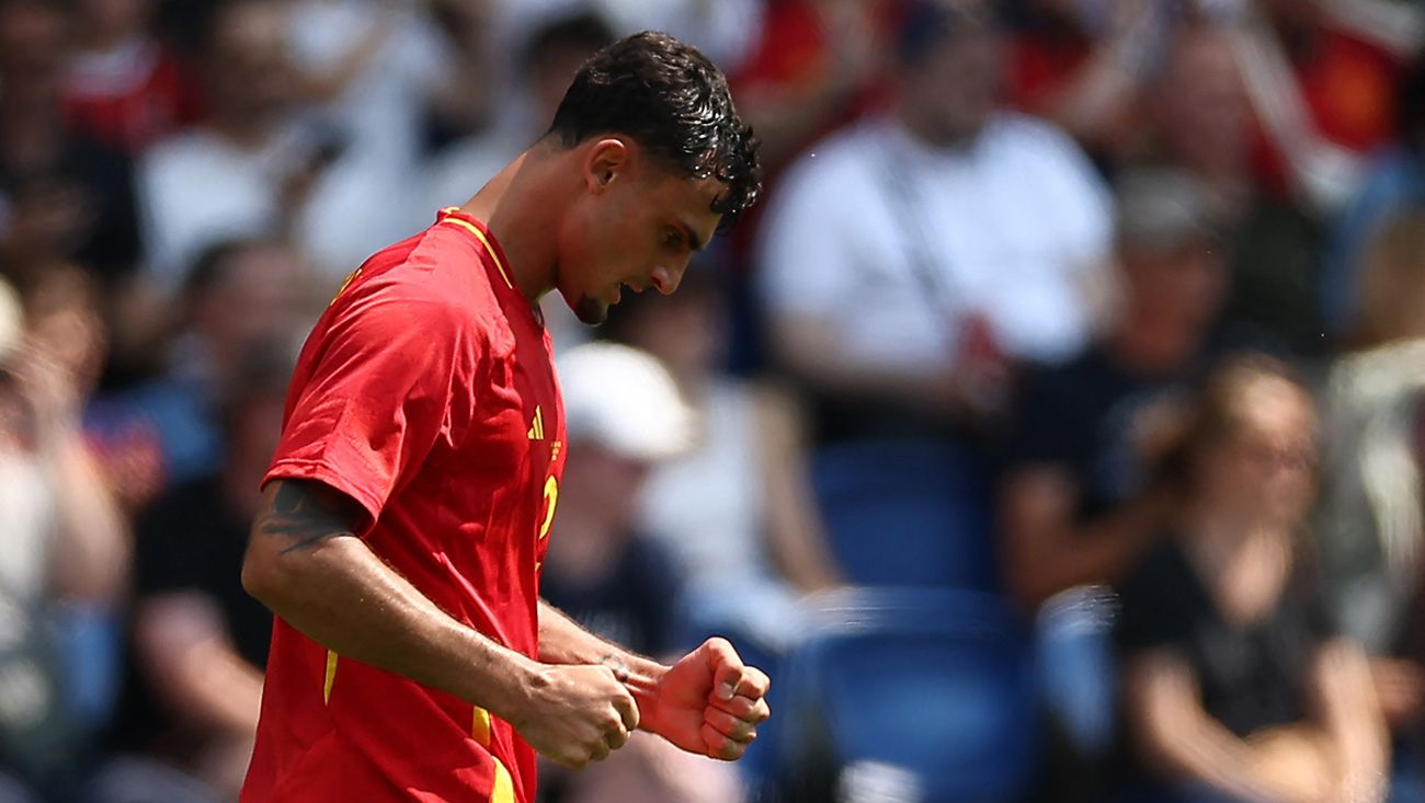 Marc Pubill celebrando un gol con España