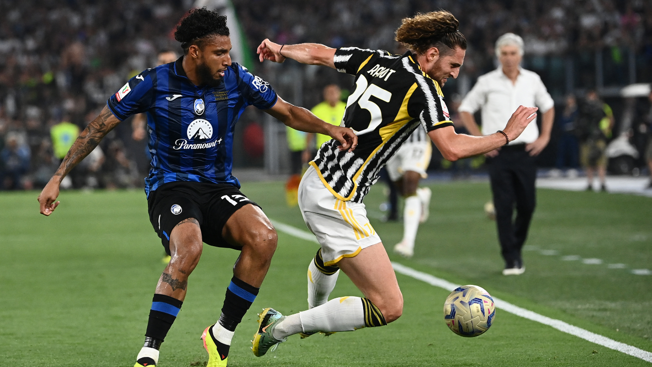 Adrién Rabiot y Emerson en un duelo entre la Juventus y la Atalanta en la Coppa Italia 2023 24