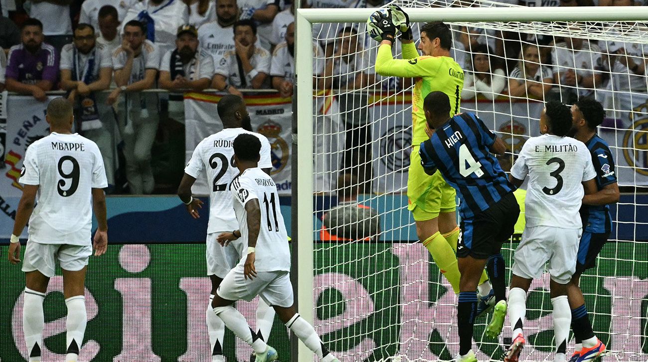 Courtois bloca la pelota ante el Atalanta