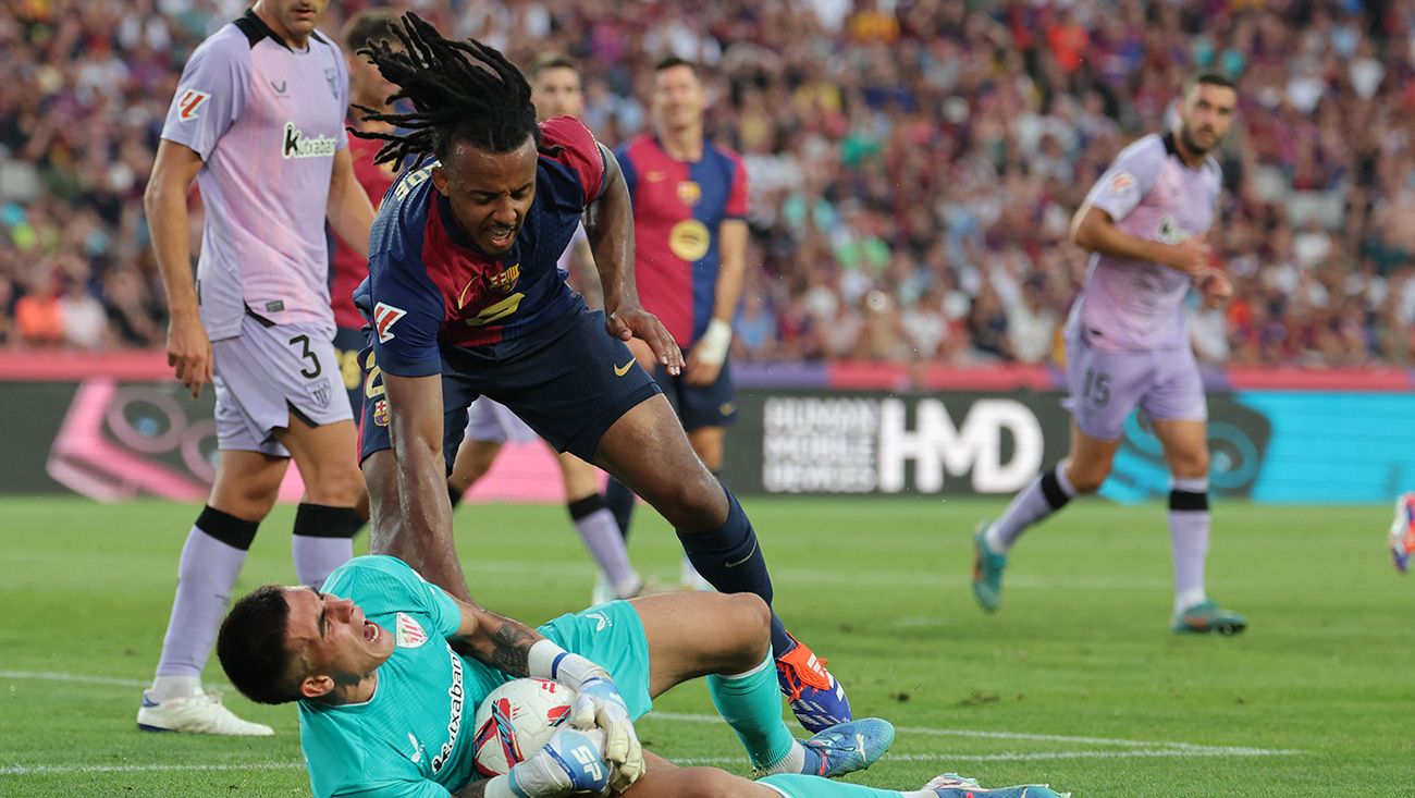 Koundé lucha por la pelota