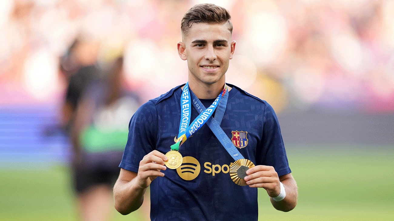 Fermin Lopez, jugador del FC Barcelona con sus dos medallas de oro