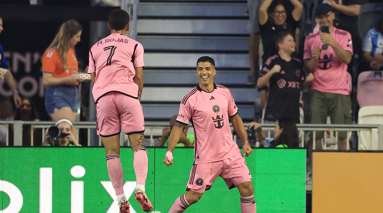 Luis Suarez celebrando uno de sus tantos en el partido contra el Cincinnati