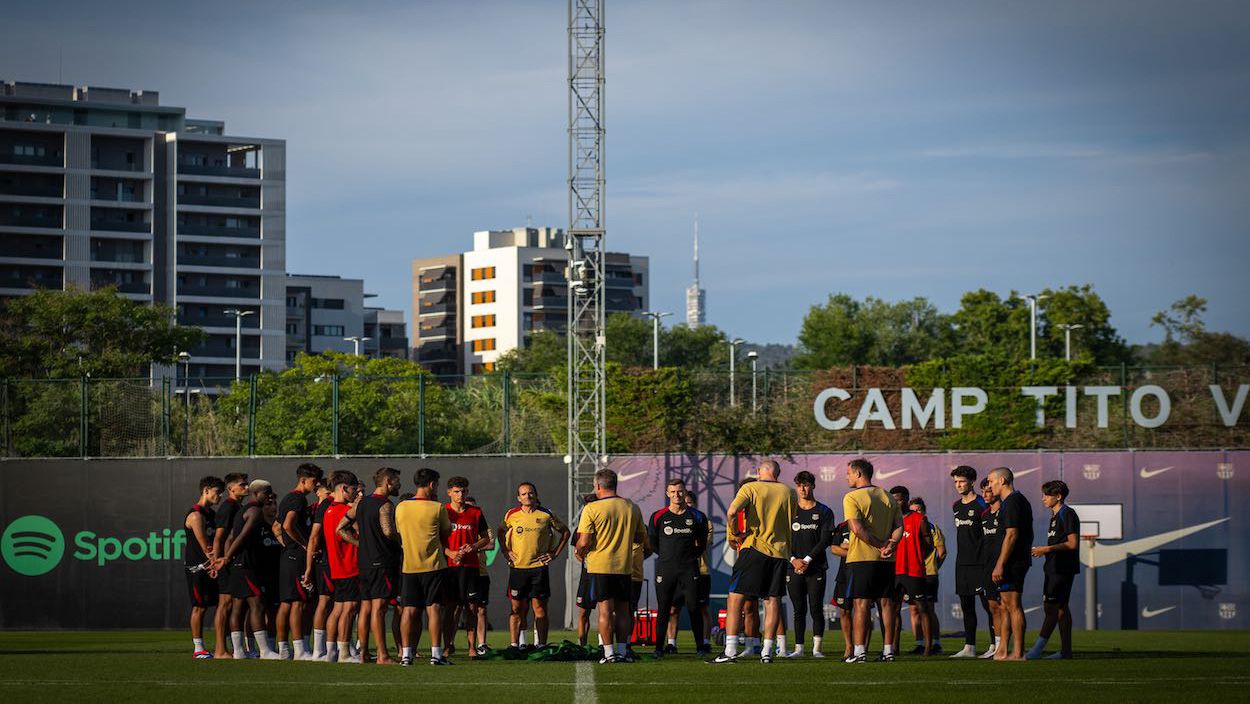 Jugadores del FC Barcelona en un entrenamiento con Hansi Flick