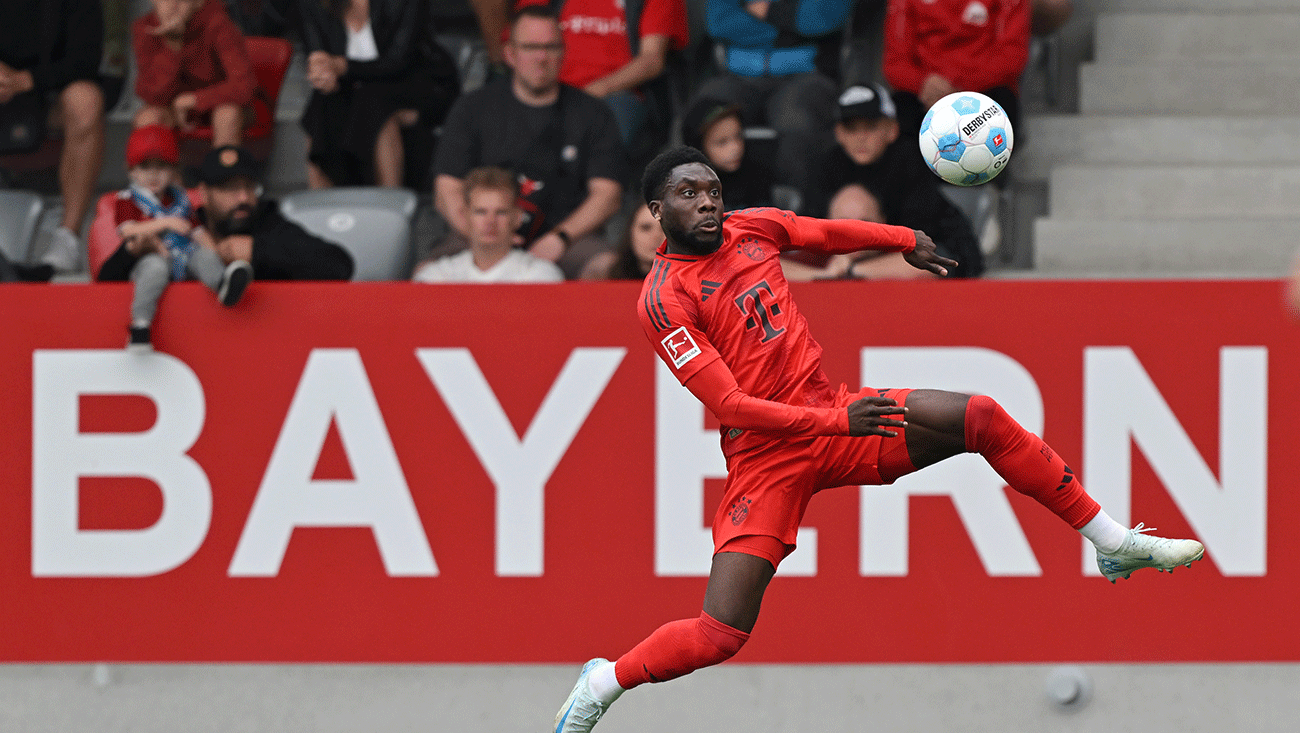 Alphonso Davies en un partido del Bayern