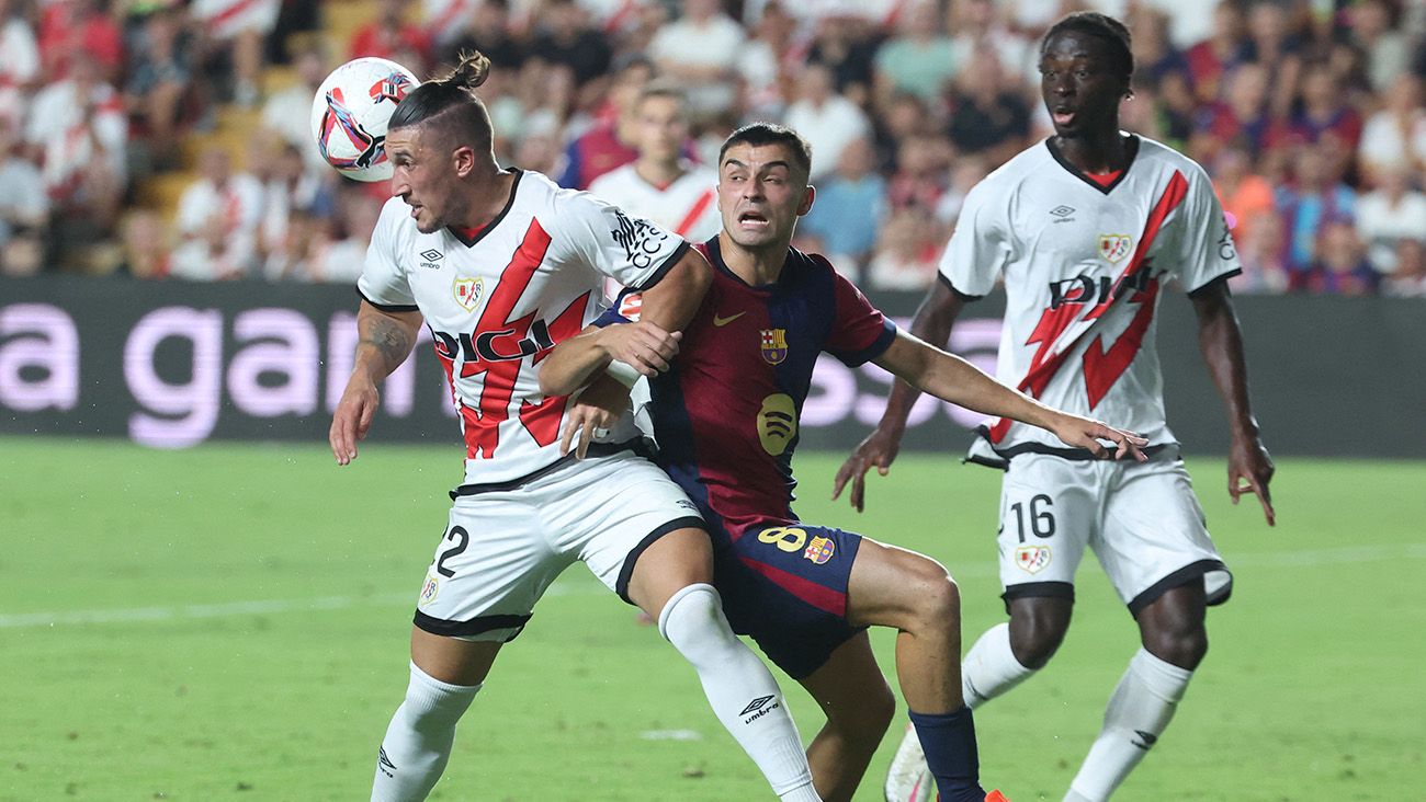 Pedri disputando un balón durante el Rayo-Barça (1-2)