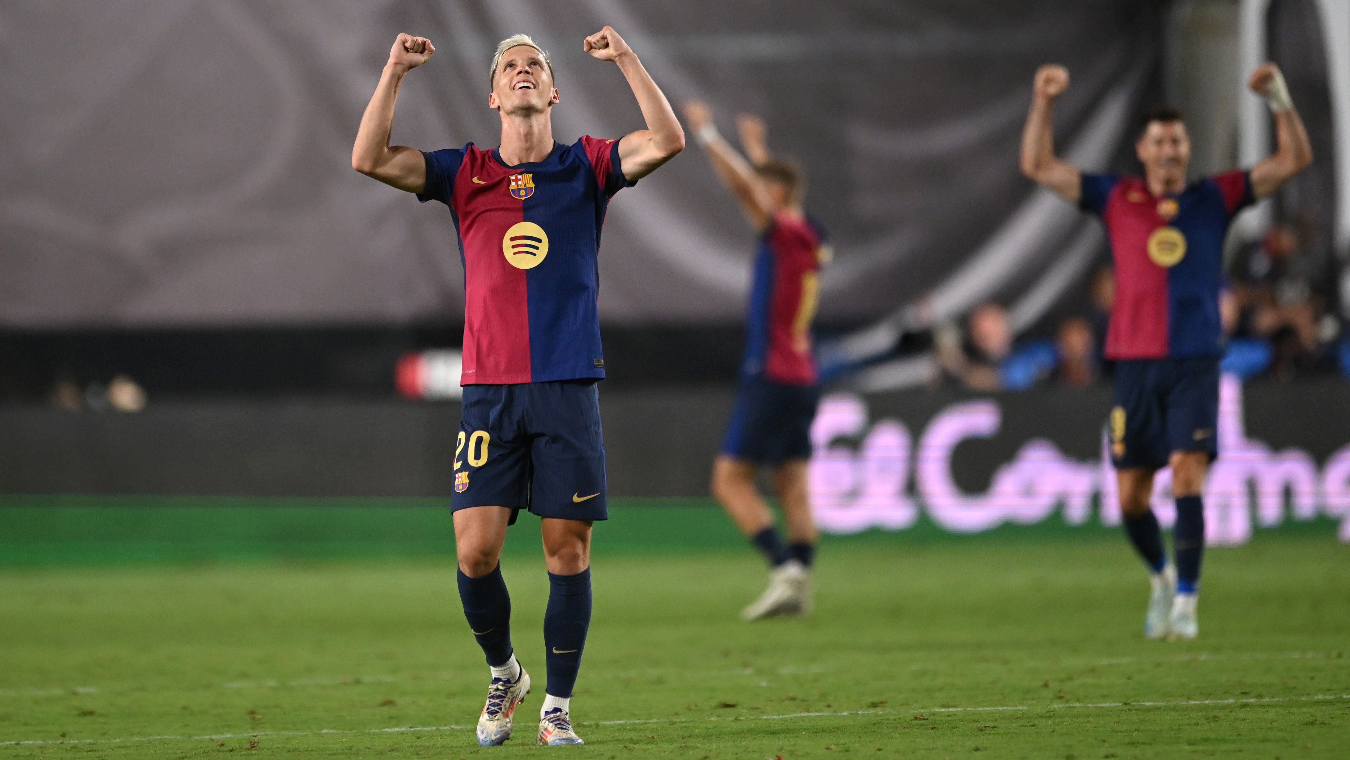 Dani Olmo y Robert Lewandowski celebrando la victoria del FC Barcelona ante el Rayo Vallecano