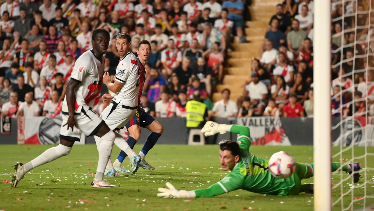 Gol de Robert Lewandowski ante el Rayo Vallecano anulado por César Soto Grado tras revisarlo en el VAR