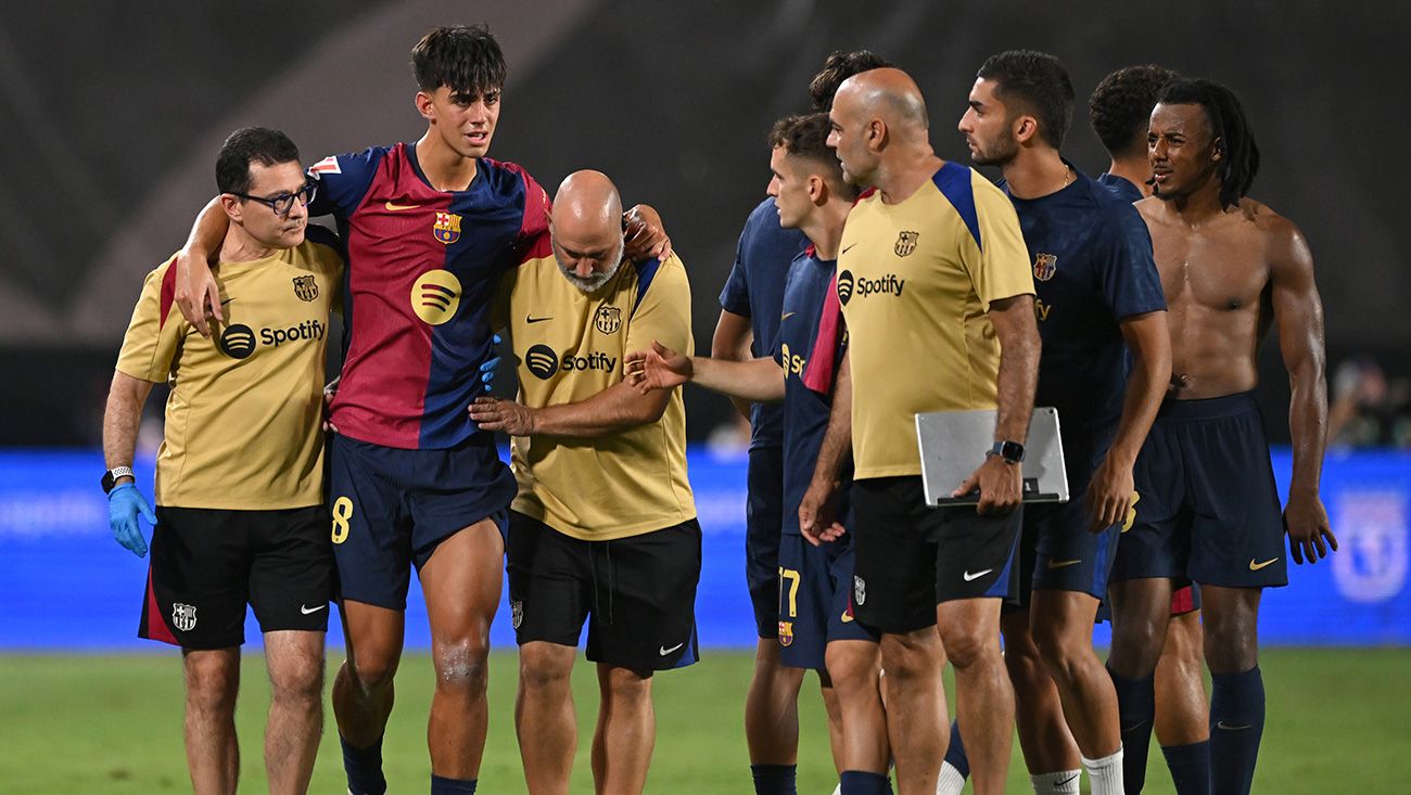 Marc Bernal saliendo del campo tras lesionarse en el Rayo-Barça