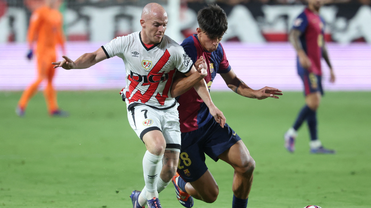 Marc Bernal disputando un balón contra Isi Palazón en el duelo entre el FC Barcelona y el Rayo Vallecano en la jornada tres de LaLiga EA Sports 2024 25