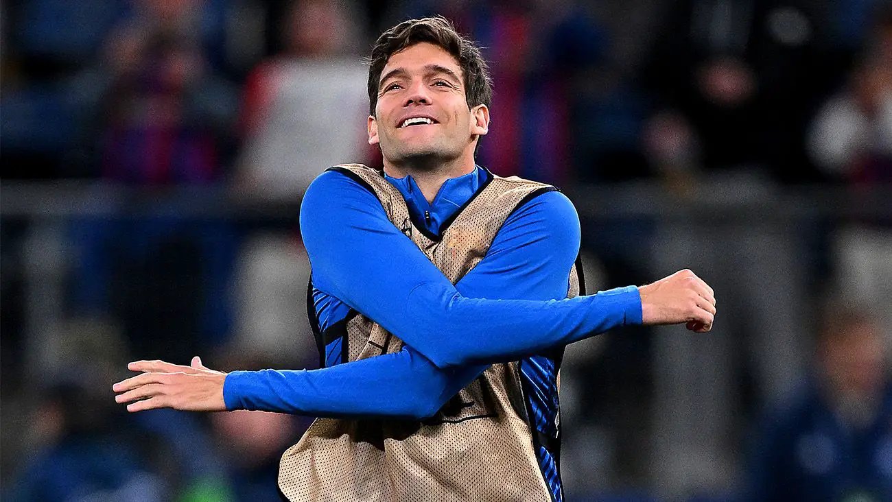 Marcos Alonso warming up with Barça