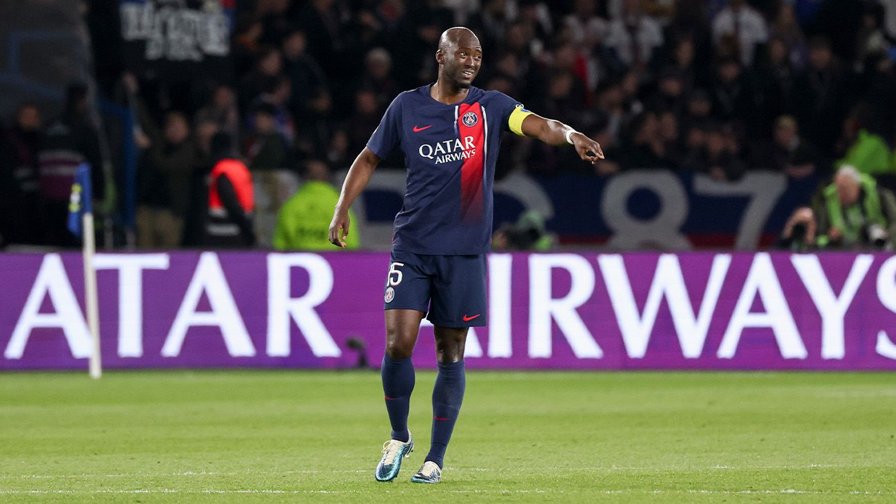 Danilo Pereira en un partido con el PSG