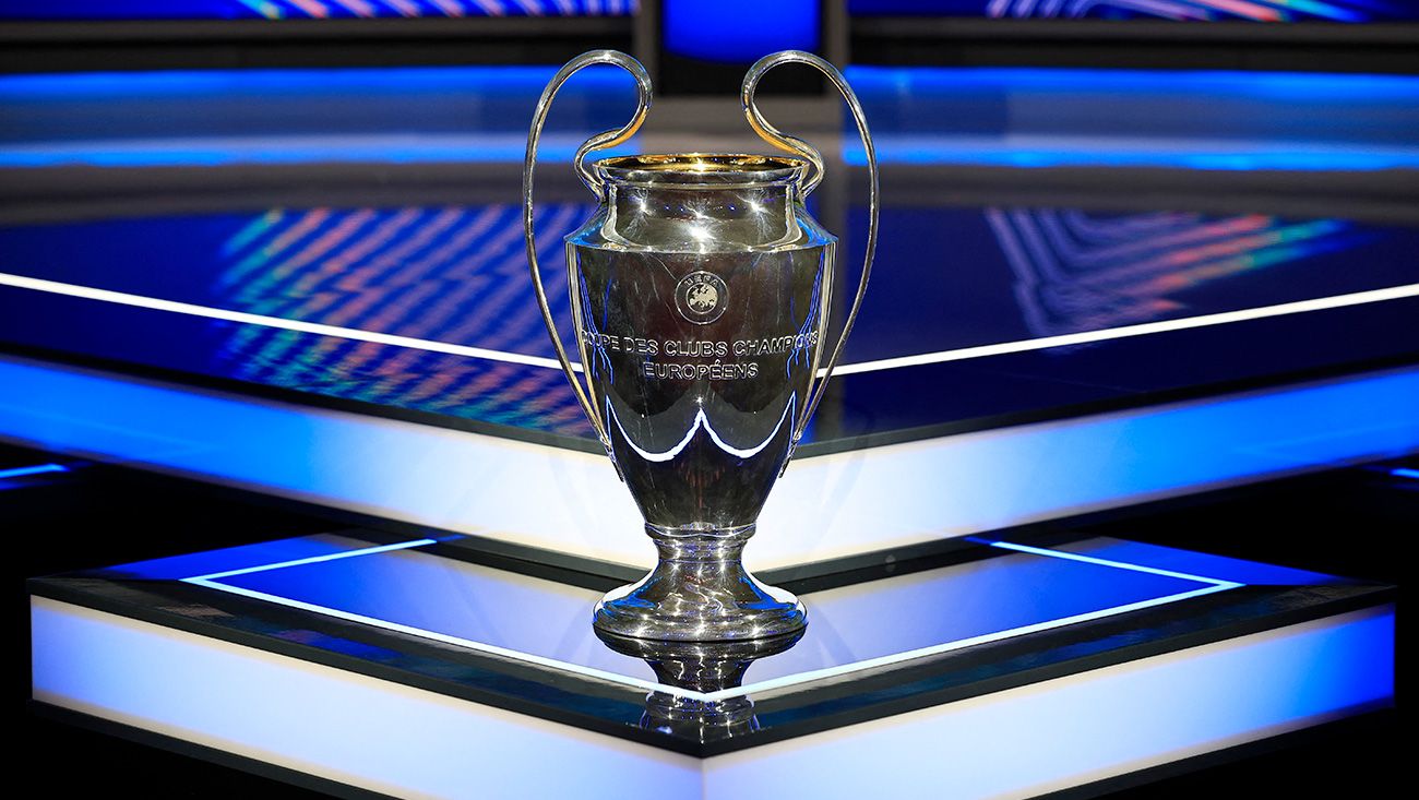 El trofeo de la Champions League antes del sorteo