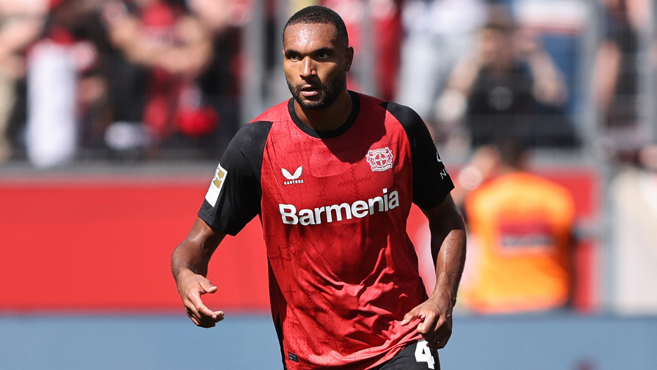 Jonathan Tah en un duelo amistoso entre el Bayer Leverkusen y el Real Betis en la pretemporada 2024 25