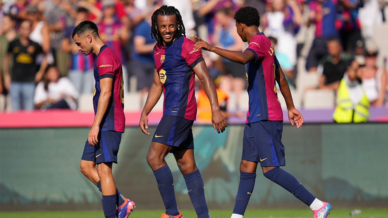 Jules Koundé festeja con sus compañeros su gol ante el Valladolid (7-0)