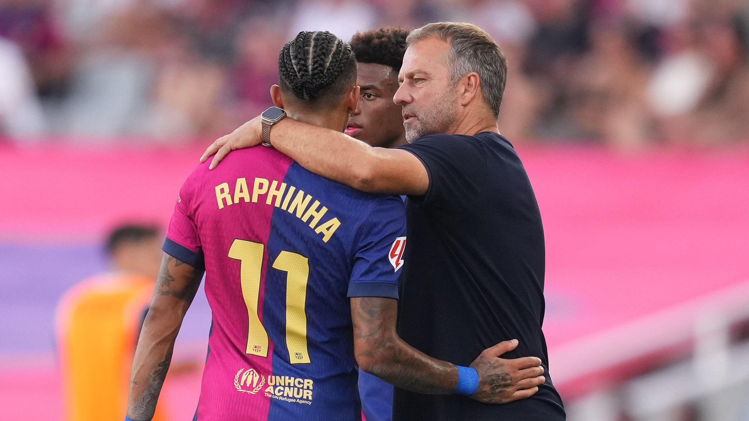 Raphinha y Hansi Flick en el partido entre el FC Barcelona y el Valladolid